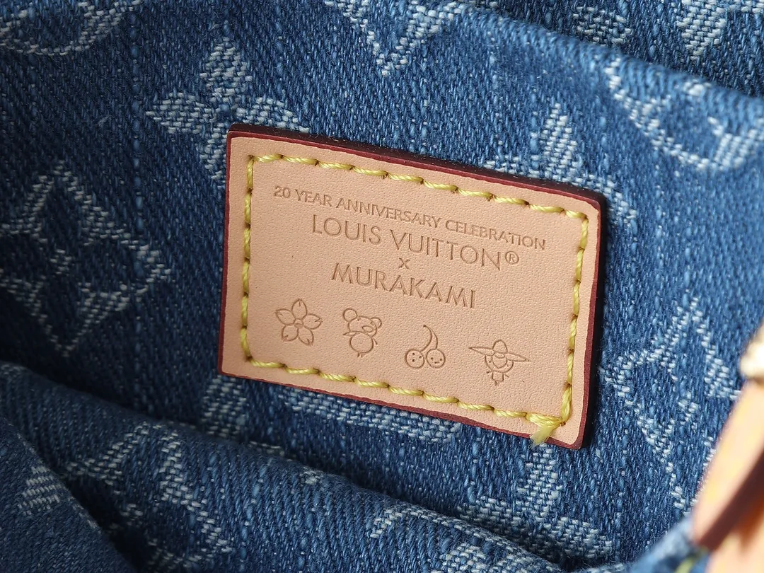 💰280💰Upgraded from the original M13347 M46829. This Sunset handbag relies on exquisite bleaching technology to bring the Monogram Denim pattern, which was born in 2005, back to the new season. Smooth leather trim and metal buckles accentuate the sophisticated construction, making it easy to organize both day and night. Use the included shoulder strap to switch between hand-carrying, shoulder-carrying and cross-body carrying. Dimensions: 27.0 x 18.0 x 3.0 cm (length x height x width)