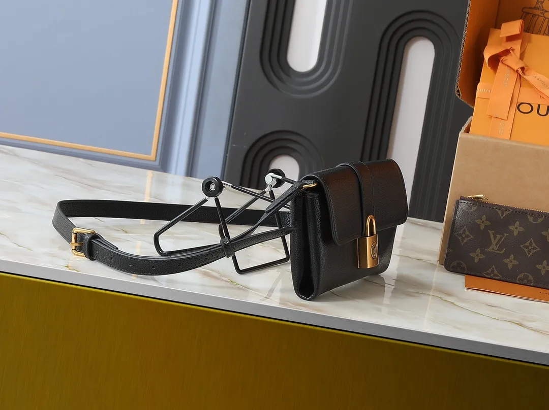 💰220💰Upgraded from the original M12147, this Wallet On Chain handbag is made of soft cow leather, adding functionality to the Low Key series. The removable zipper bag is cut from Monogram canvas, demonstrating the brand's exquisite craftsmanship. The creative LV lock design ensures safe placement of valuables. Dimensions: 22.0 x 13.0 x 3.5 cm (length x height x width)