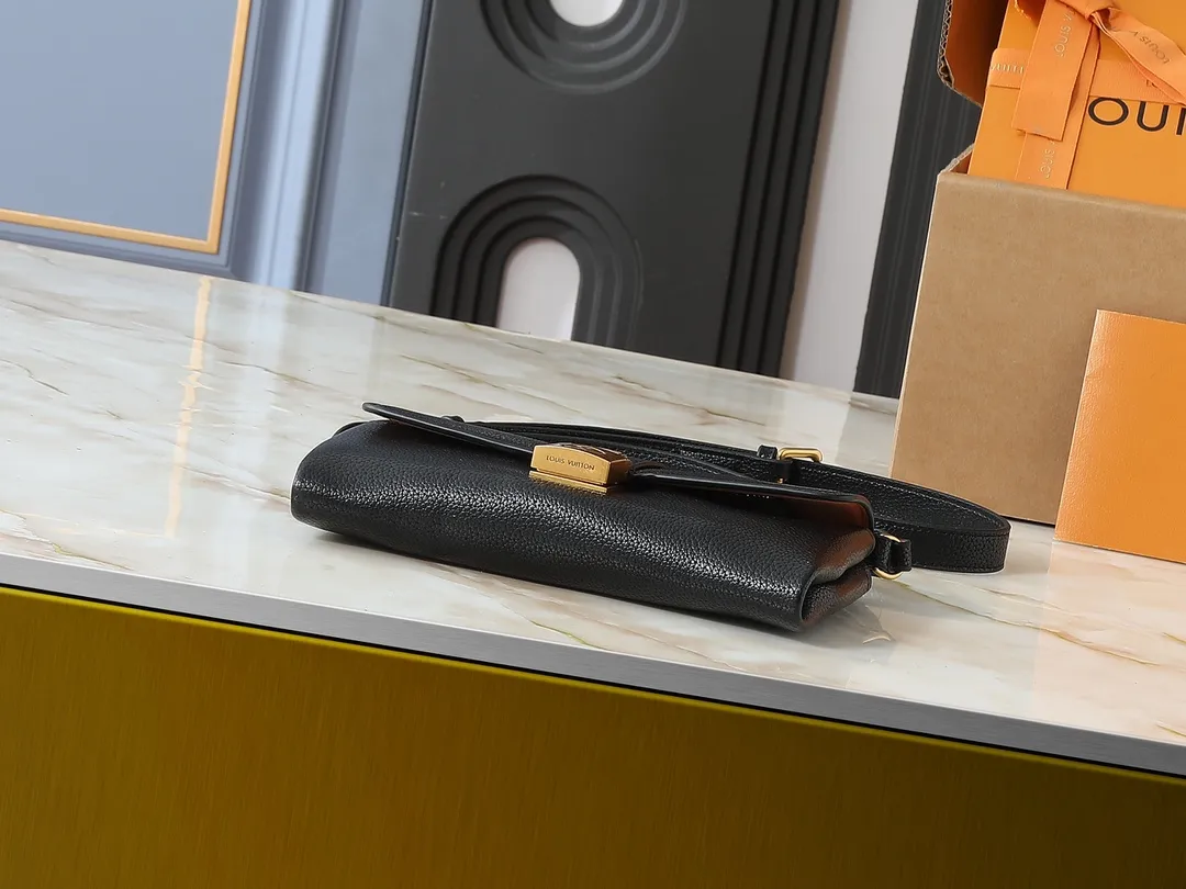 💰220💰Upgraded from the original M12147, this Wallet On Chain handbag is made of soft cow leather, adding functionality to the Low Key series. The removable zipper bag is cut from Monogram canvas, demonstrating the brand's exquisite craftsmanship. The creative LV lock design ensures safe placement of valuables. Dimensions: 22.0 x 13.0 x 3.5 cm (length x height x width)