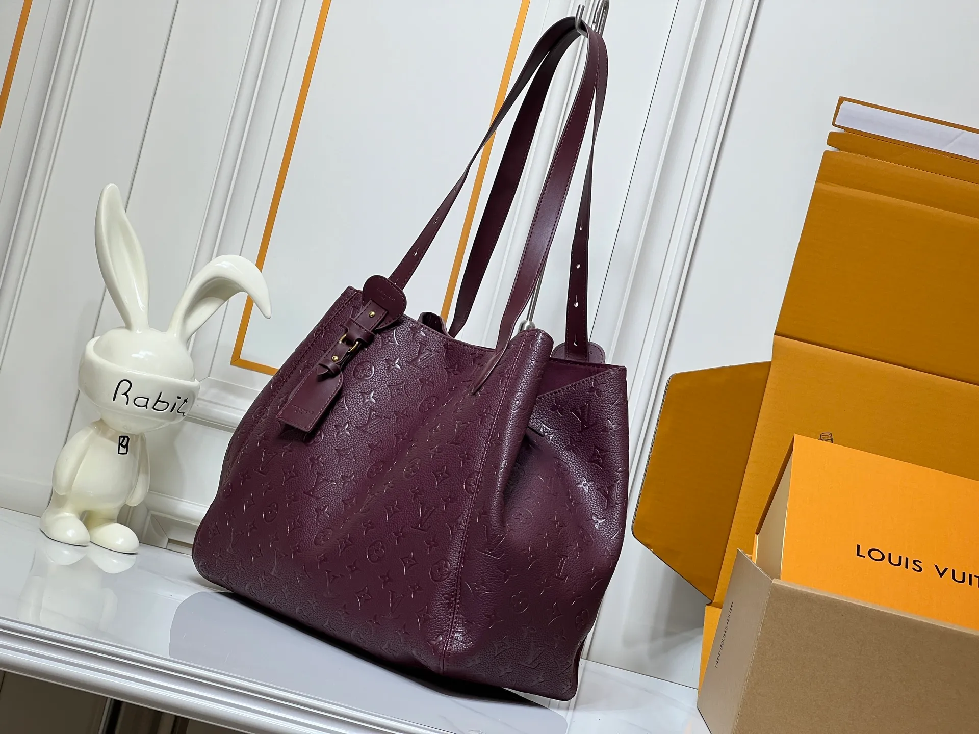 Batch 300💰Large size [ALL IN ONE MM handbag] m25888 maroon m25860 black This All In One MM handbag expands the capacity definition of the All-In series and can be transformed into a rounded Hobo handbag or an open tote bag, making it easy to carry your daily needs. Monogram Empreinte leather bag with dazzling metal parts, LV padlock and nameplate highlight the exquisite details. Size:56x30.5x17(cm)