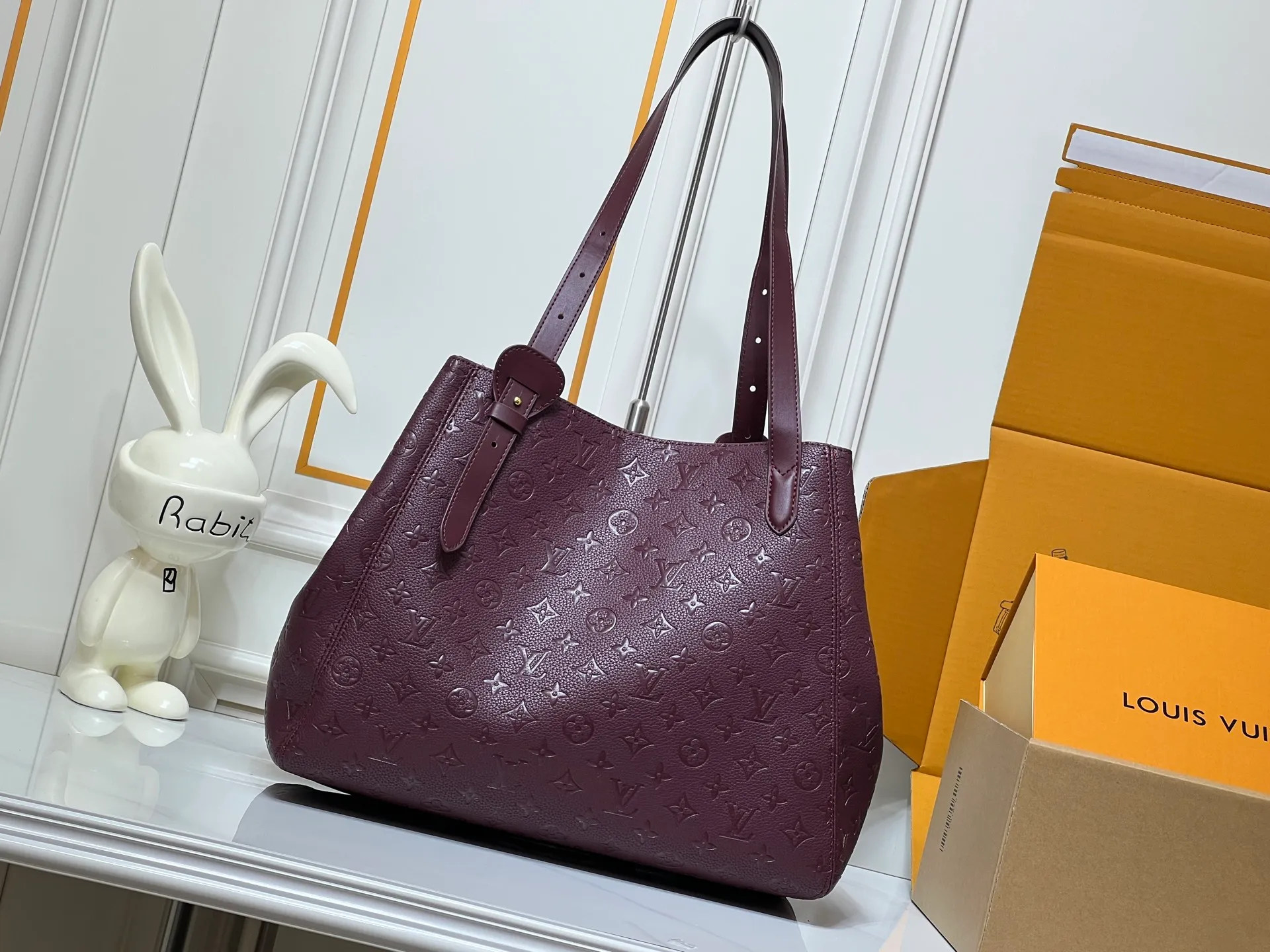 Batch 300💰Large size [ALL IN ONE MM handbag] m25888 maroon m25860 black This All In One MM handbag expands the capacity definition of the All-In series and can be transformed into a rounded Hobo handbag or an open tote bag, making it easy to carry your daily needs. Monogram Empreinte leather bag with dazzling metal parts, LV padlock and nameplate highlight the exquisite details. Size:56x30.5x17(cm)