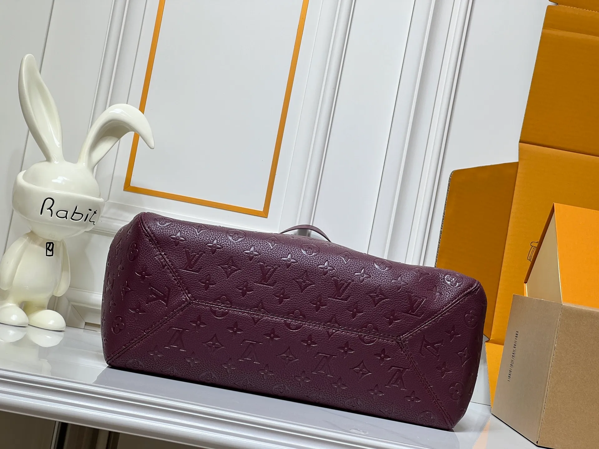 Batch 300💰Large size [ALL IN ONE MM handbag] m25888 maroon m25860 black This All In One MM handbag expands the capacity definition of the All-In series and can be transformed into a rounded Hobo handbag or an open tote bag, making it easy to carry your daily needs. Monogram Empreinte leather bag with dazzling metal parts, LV padlock and nameplate highlight the exquisite details. Size:56x30.5x17(cm)
