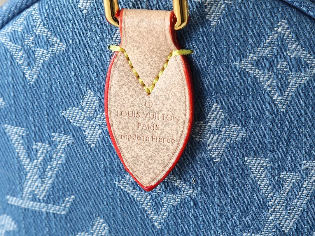 💰280💰Upgraded from the original M13344 M40391. This Speedy Soft 30 handbag relies on Louis Vuitton's exquisite bleaching process to trace the Monogram Denim pattern born in 2005 on the cotton surface, and then uses leather trim and shiny metal parts to highlight the details. The key pouch and detachable name tag pay homage to the brand's trunk-making heritage, while the detachable Toron handle makes it comfortable to carry on the shoulder. Dimensions: 30.0 x 21.0 x 17.0 cm (length x height x width)