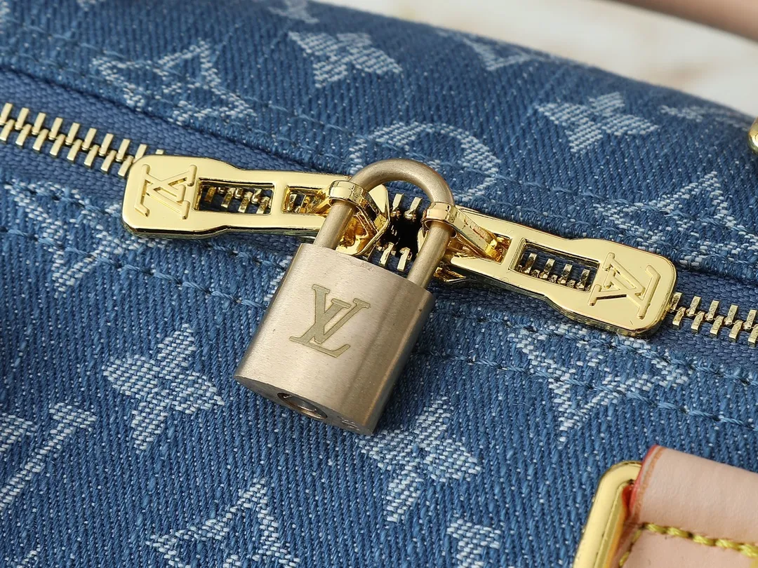 💰280💰Upgraded from the original M13344 M40391. This Speedy Soft 30 handbag relies on Louis Vuitton's exquisite bleaching process to trace the Monogram Denim pattern born in 2005 on the cotton surface, and then uses leather trim and shiny metal parts to highlight the details. The key pouch and detachable name tag pay homage to the brand's trunk-making heritage, while the detachable Toron handle makes it comfortable to carry on the shoulder. Dimensions: 30.0 x 21.0 x 17.0 cm (length x height x width)