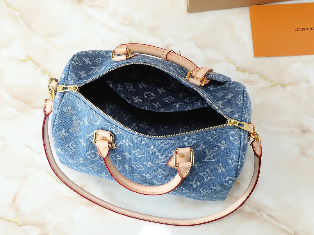 💰280💰Upgraded from the original M13344 M40391. This Speedy Soft 30 handbag relies on Louis Vuitton's exquisite bleaching process to trace the Monogram Denim pattern born in 2005 on the cotton surface, and then uses leather trim and shiny metal parts to highlight the details. The key pouch and detachable name tag pay homage to the brand's trunk-making heritage, while the detachable Toron handle makes it comfortable to carry on the shoulder. Dimensions: 30.0 x 21.0 x 17.0 cm (length x height x width)