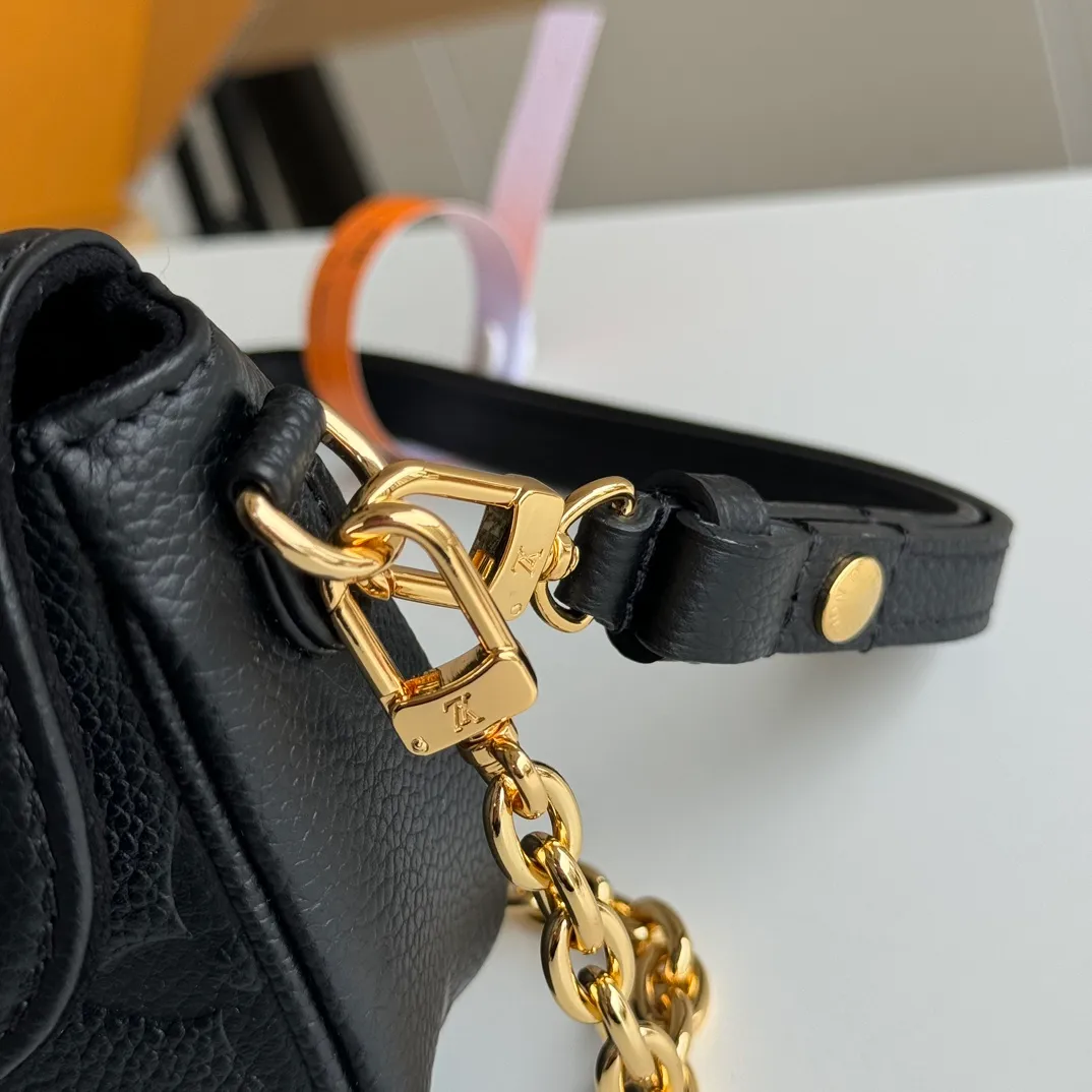 p1360 [Equipped with a full set of MB tax-free packaging] Special original order upgraded steel hardware physical photo WALLET ON CHAIN IVY handbag M82210 cream white M82154 black M82211 gray silk screen Wallet On Chain Ivy handbag is made of Monogram canvas Inspired by the Sac Recoleta handbag in the 2000s Card slots and zipper inner pockets can accommodate daily needs Chain and adjustable leather shoulder straps are detachable Available in long, short, and cross-body styles. Model: M82154 black Size: 23.5*12*4.3cm