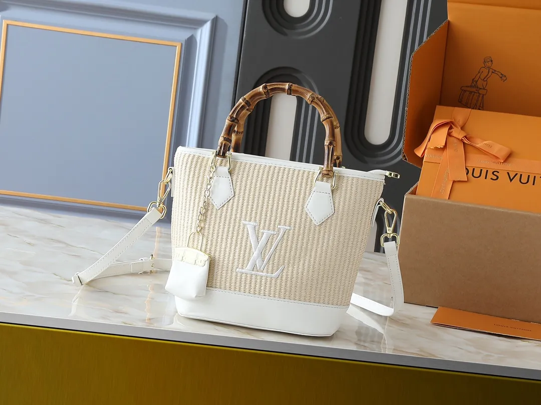 💰320💰Upgraded from the original M66588. This Wallet On Chain handbag is from Louis Vuitton's LV Bloom series. The main material is straw woven in a fashionable and practical configuration, and the logo is embroidered with silk thread. The perfect combination of real bamboo handbags and pp straw, ample space, fashionable and versatile. The love package that is the dream of millions of girls. 8 colors available (plum pink, khaki, green, black, white, red, caramel, orange) Dimensions: 20.0 x 20.5 x 11.0 cm (length x height x width)