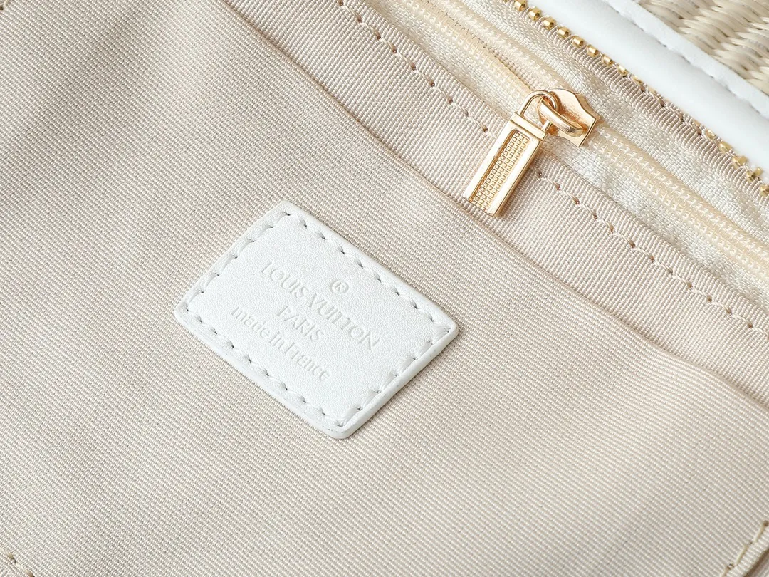💰320💰Upgraded from the original M66588. This Wallet On Chain handbag is from Louis Vuitton's LV Bloom series. The main material is straw woven in a fashionable and practical configuration, and the logo is embroidered with silk thread. The perfect combination of real bamboo handbags and pp straw, ample space, fashionable and versatile. The love package that is the dream of millions of girls. 8 colors available (plum pink, khaki, green, black, white, red, caramel, orange) Dimensions: 20.0 x 20.5 x 11.0 cm (length x height x width)