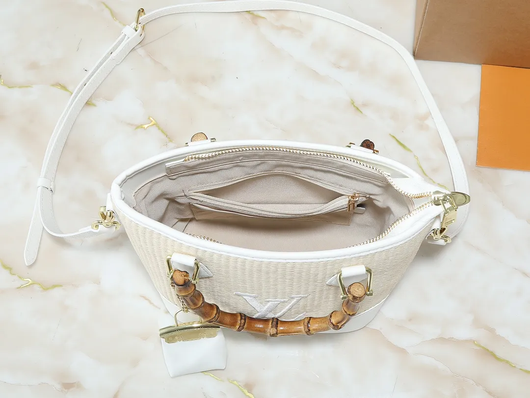💰320💰Upgraded from the original M66588. This Wallet On Chain handbag is from Louis Vuitton's LV Bloom series. The main material is straw woven in a fashionable and practical configuration, and the logo is embroidered with silk thread. The perfect combination of real bamboo handbags and pp straw, ample space, fashionable and versatile. The love package that is the dream of millions of girls. 8 colors available (plum pink, khaki, green, black, white, red, caramel, orange) Dimensions: 20.0 x 20.5 x 11.0 cm (length x height x width)