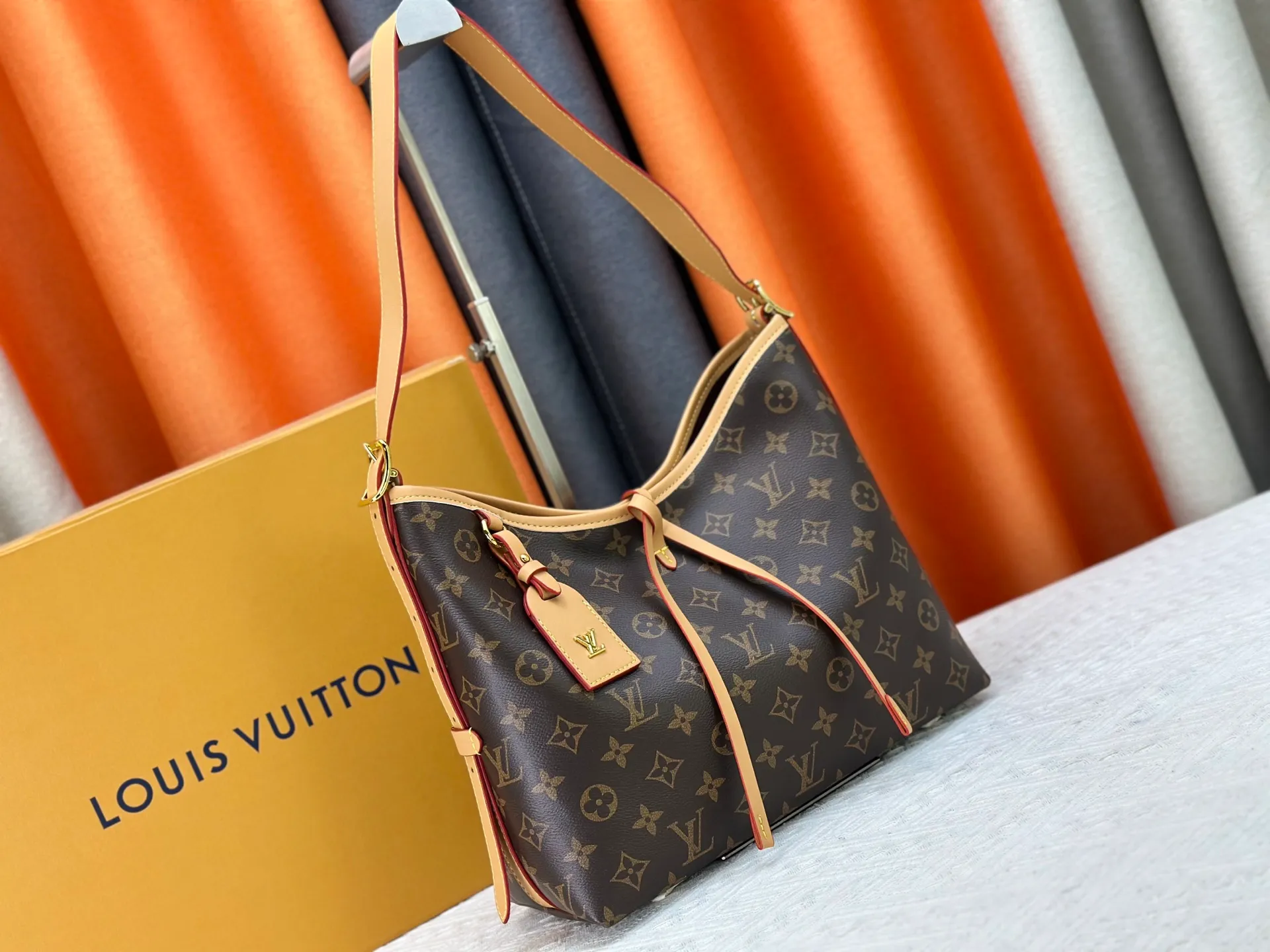 P220 Authentic Upgraded Original M24861 M25143 M46203 M46197 Colorful, legendary CarryAll medium handbag, with Monogram canvas and leather trimming to create a body-fitting design. There's a zipped pocket inside the ample space, and a detachable zipped clutch adds a functional element, with a buckle-adjustable handle. Small size: 29 x 24 x 12 cm,