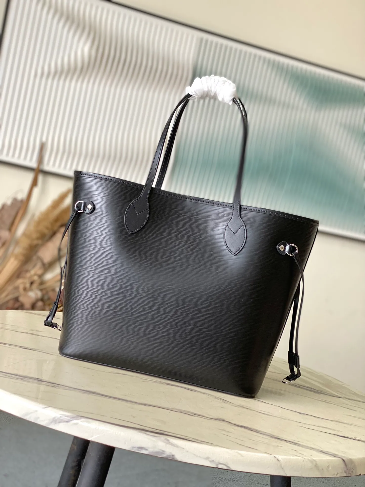 💰1320 (first-grain leather) top quality original M11930 black. This classic Neverfull MM handbag combines timeless design and traditional details, making it ideal for carrying to work and other occasions. The new version is made from signature Epi leather and has adjustable elastic straps on both sides to create a tight silhouette. The interior of the bag is spacious enough to store a 13-inch laptop, and the detachable zippered storage bag can be used as a clutch or as an extra pocket to store valuables. Dimensions: 31 x 28 x 14 cm (length x height x width)