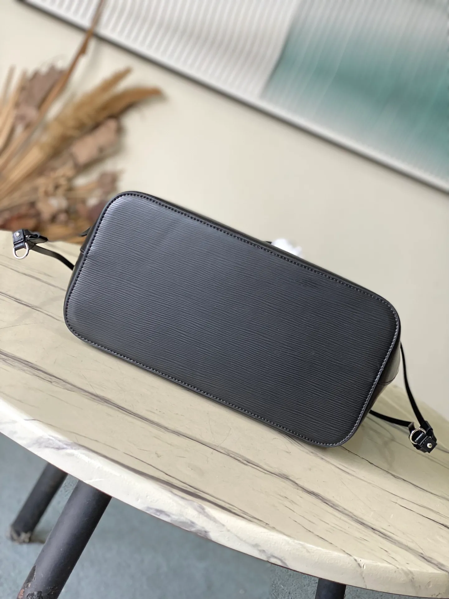 💰1320 (first-grain leather) top quality original M11930 black. This classic Neverfull MM handbag combines timeless design and traditional details, making it ideal for carrying to work and other occasions. The new version is made from signature Epi leather and has adjustable elastic straps on both sides to create a tight silhouette. The interior of the bag is spacious enough to store a 13-inch laptop, and the detachable zippered storage bag can be used as a clutch or as an extra pocket to store valuables. Dimensions: 31 x 28 x 14 cm (length x height x width)