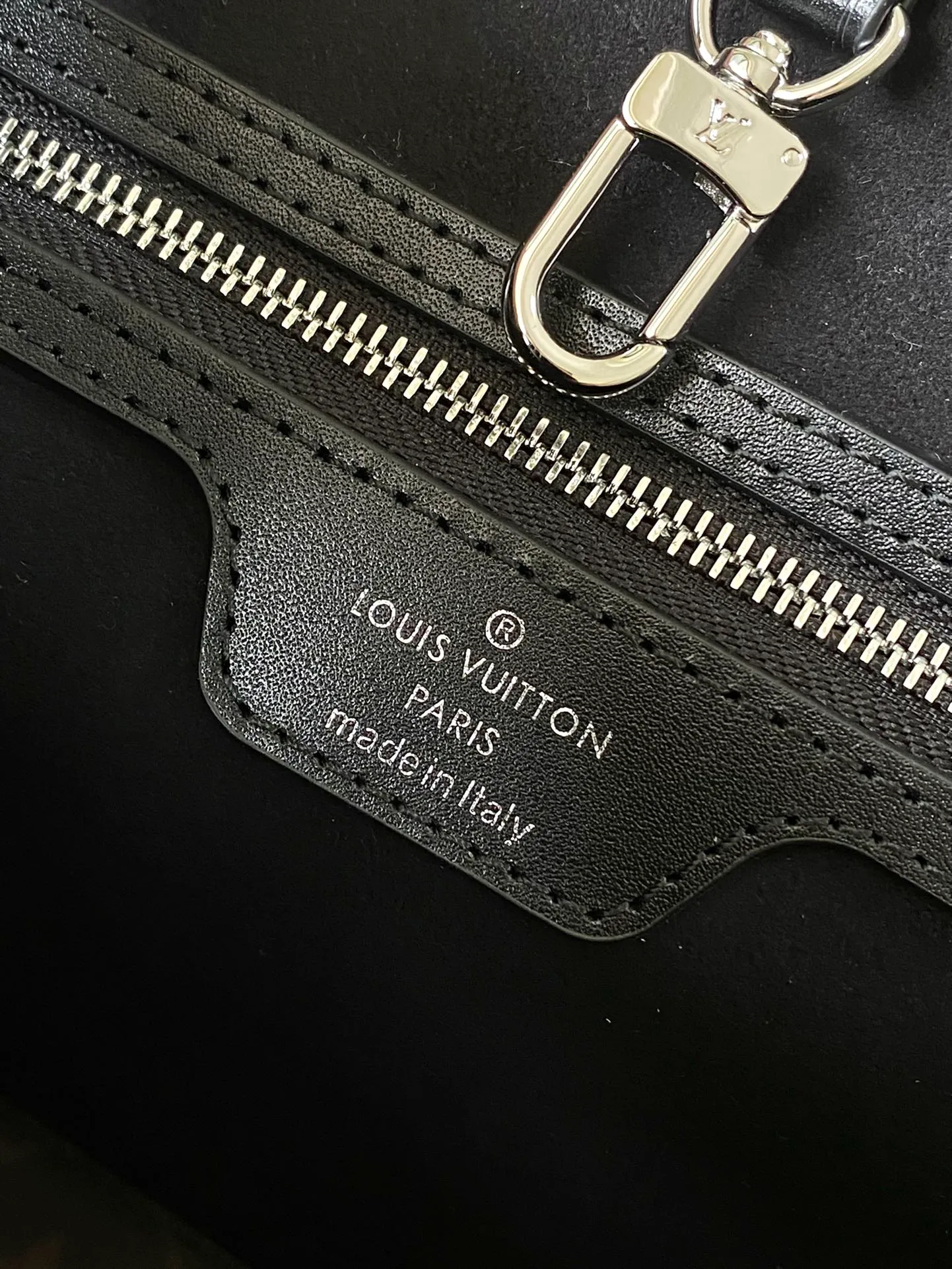 💰1320 (first-grain leather) top quality original M11930 black. This classic Neverfull MM handbag combines timeless design and traditional details, making it ideal for carrying to work and other occasions. The new version is made from signature Epi leather and has adjustable elastic straps on both sides to create a tight silhouette. The interior of the bag is spacious enough to store a 13-inch laptop, and the detachable zippered storage bag can be used as a clutch or as an extra pocket to store valuables. Dimensions: 31 x 28 x 14 cm (length x height x width)