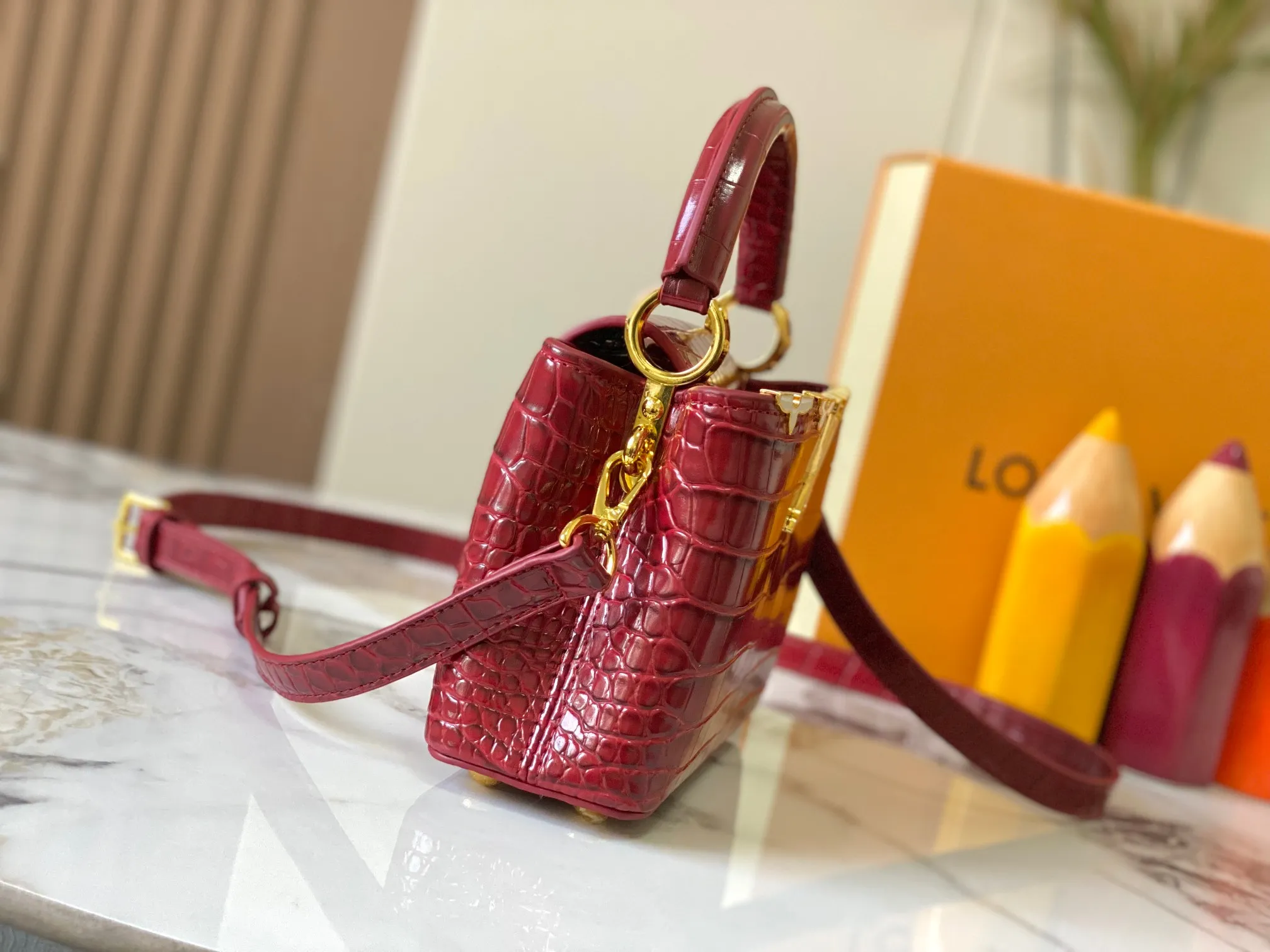p440 [Guangzhou top quality original] M86153 This Capucines mini handbag is made of Monogram crocodile pattern with pointed flowers and decorative lines, with LV letters and woven chains infused with metallic edges, and with contrasting leather trim. The flip cover can be placed externally or internally, and the neat inner layer and multiple carrying methods complete the functional details.  21x 14 x 8.0 cm (length x height x width)