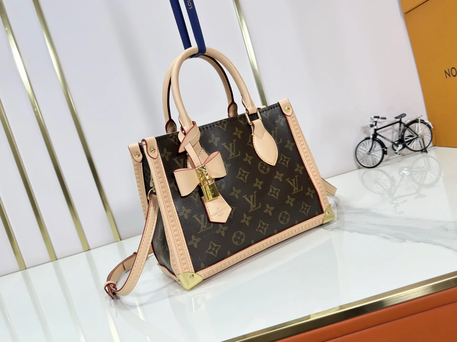P300 upgraded original M13079 M45495 M45659 M44571 The Louis Vuitton x Murakami reissue series interprets the OnTheGo small handbag in a smart way. The colorful Monogram canvas body, cowhide leather trim and LV x TM key bag highlight the sophisticated style. The shiny corners recall the design of traditional Louis Vuitton luggage, and the shoulder strap and top handle allow for multiple carrying methods. Dimensions: 25.0 x 19.0 x 11.5 cm (length x height x width)