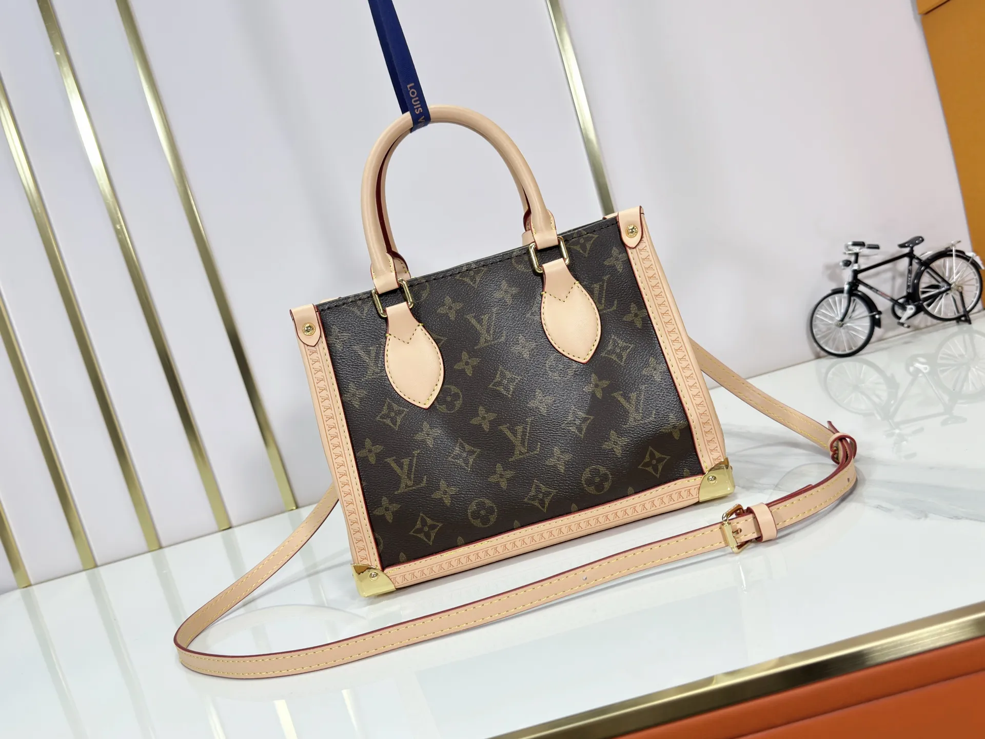 P300 upgraded original M13079 M45495 M45659 M44571 The Louis Vuitton x Murakami reissue series interprets the OnTheGo small handbag in a smart way. The colorful Monogram canvas body, cowhide leather trim and LV x TM key bag highlight the sophisticated style. The shiny corners recall the design of traditional Louis Vuitton luggage, and the shoulder strap and top handle allow for multiple carrying methods. Dimensions: 25.0 x 19.0 x 11.5 cm (length x height x width)