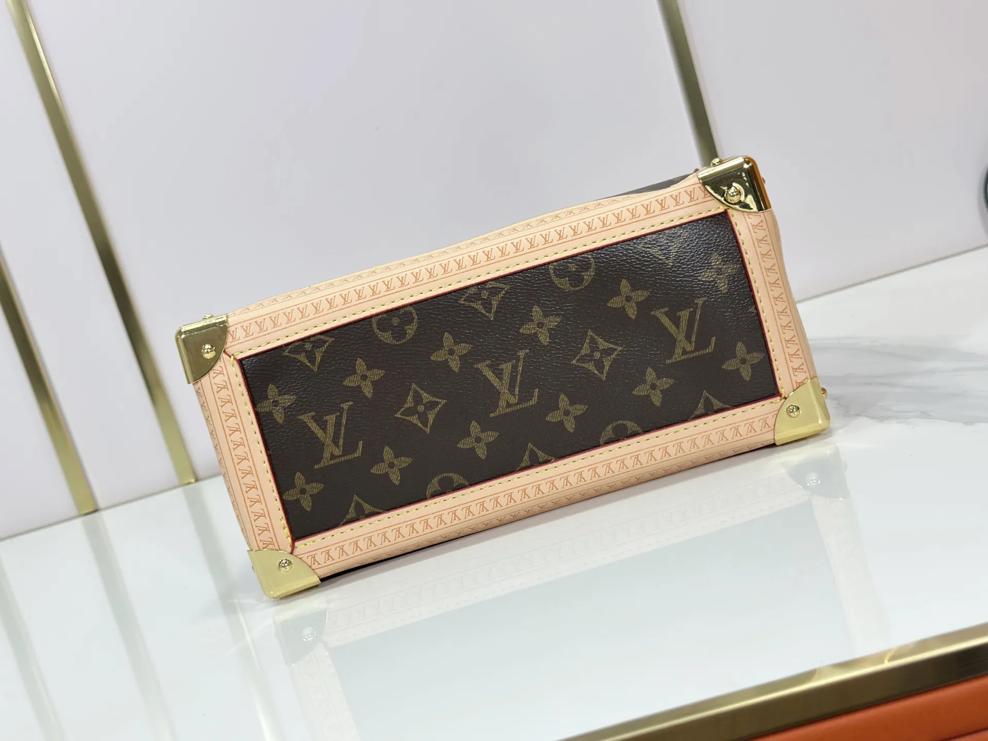 P300 upgraded original M13079 M45495 M45659 M44571 The Louis Vuitton x Murakami reissue series interprets the OnTheGo small handbag in a smart way. The colorful Monogram canvas body, cowhide leather trim and LV x TM key bag highlight the sophisticated style. The shiny corners recall the design of traditional Louis Vuitton luggage, and the shoulder strap and top handle allow for multiple carrying methods. Dimensions: 25.0 x 19.0 x 11.5 cm (length x height x width)