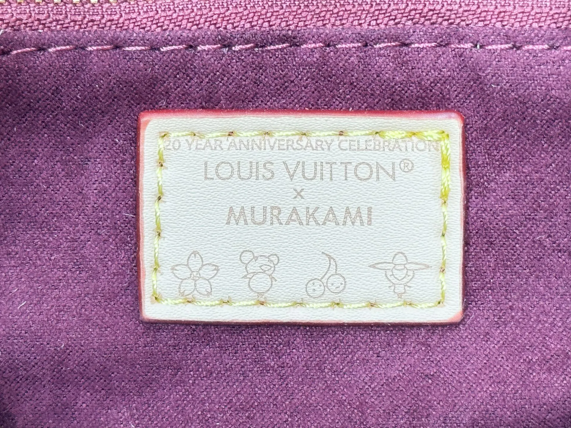 P300 upgraded original M13079 M45495 M45659 M44571 The Louis Vuitton x Murakami reissue series interprets the OnTheGo small handbag in a smart way. The colorful Monogram canvas body, cowhide leather trim and LV x TM key bag highlight the sophisticated style. The shiny corners recall the design of traditional Louis Vuitton luggage, and the shoulder strap and top handle allow for multiple carrying methods. Dimensions: 25.0 x 19.0 x 11.5 cm (length x height x width)