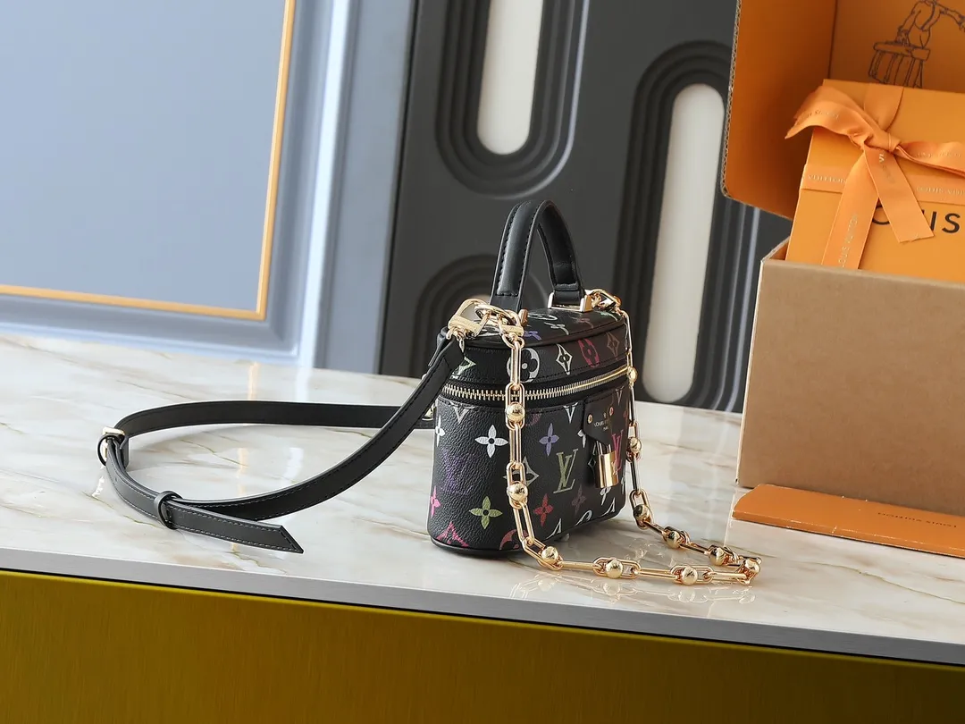 💰280💰Upgraded original M13662 This Vanity Pouch handbag is from the Louis Vuitton x Takashi Murakami reissue series, reinterpreting the brand's classic Monogram pattern with the artist's distinctive colors. Coated canvas is trimmed with calfskin, while a zipper closure, detachable chain and LV-engraved padlock add a metallic sheen. Dimensions: 11.5 x 6.5 x 19 cm (height x width x length)