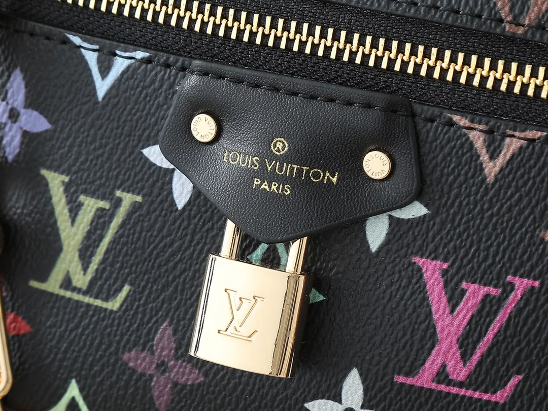 💰280💰Upgraded original M13662 This Vanity Pouch handbag is from the Louis Vuitton x Takashi Murakami reissue series, reinterpreting the brand's classic Monogram pattern with the artist's distinctive colors. Coated canvas is trimmed with calfskin, while a zipper closure, detachable chain and LV-engraved padlock add a metallic sheen. Dimensions: 11.5 x 6.5 x 19 cm (height x width x length)