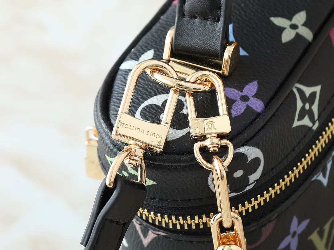 💰280💰Upgraded original M13662 This Vanity Pouch handbag is from the Louis Vuitton x Takashi Murakami reissue series, reinterpreting the brand's classic Monogram pattern with the artist's distinctive colors. Coated canvas is trimmed with calfskin, while a zipper closure, detachable chain and LV-engraved padlock add a metallic sheen. Dimensions: 11.5 x 6.5 x 19 cm (height x width x length)