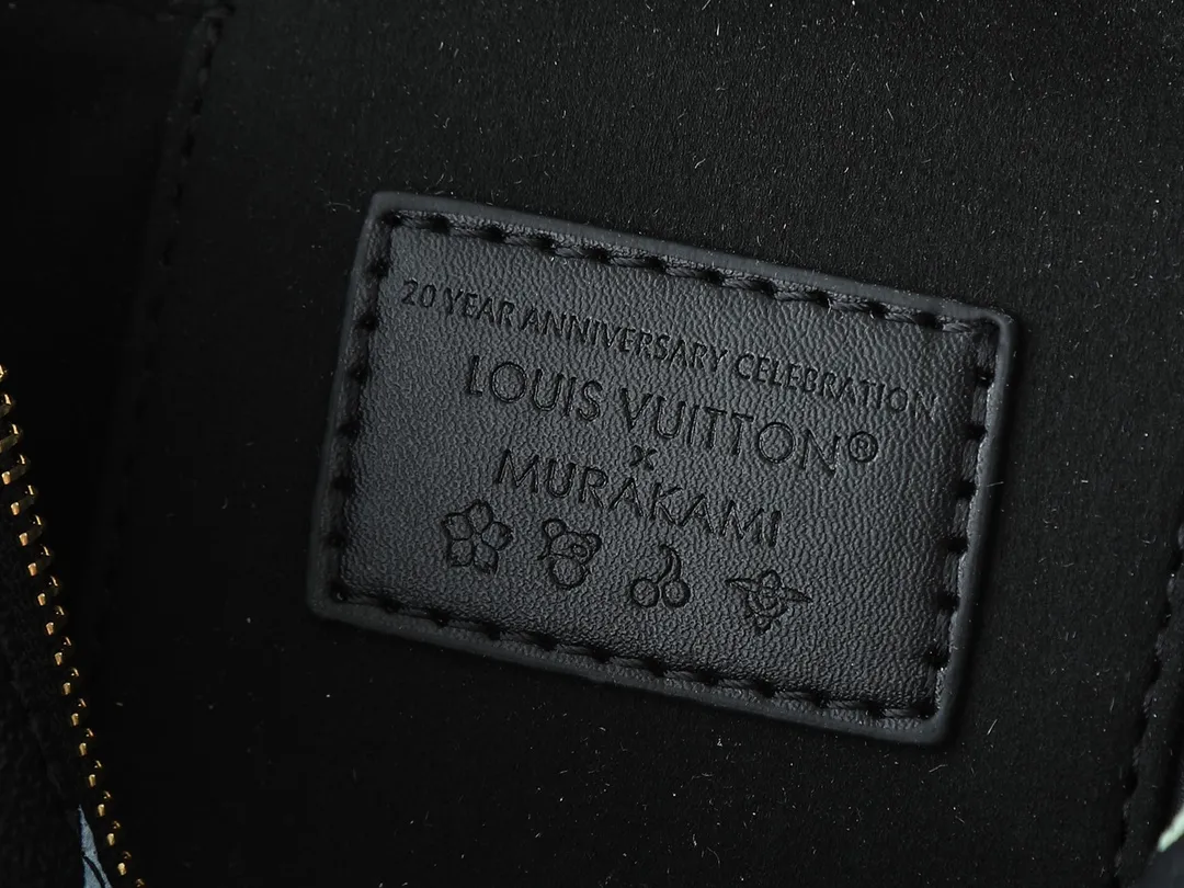 💰280💰Upgraded original M13662 This Vanity Pouch handbag is from the Louis Vuitton x Takashi Murakami reissue series, reinterpreting the brand's classic Monogram pattern with the artist's distinctive colors. Coated canvas is trimmed with calfskin, while a zipper closure, detachable chain and LV-engraved padlock add a metallic sheen. Dimensions: 11.5 x 6.5 x 19 cm (height x width x length)