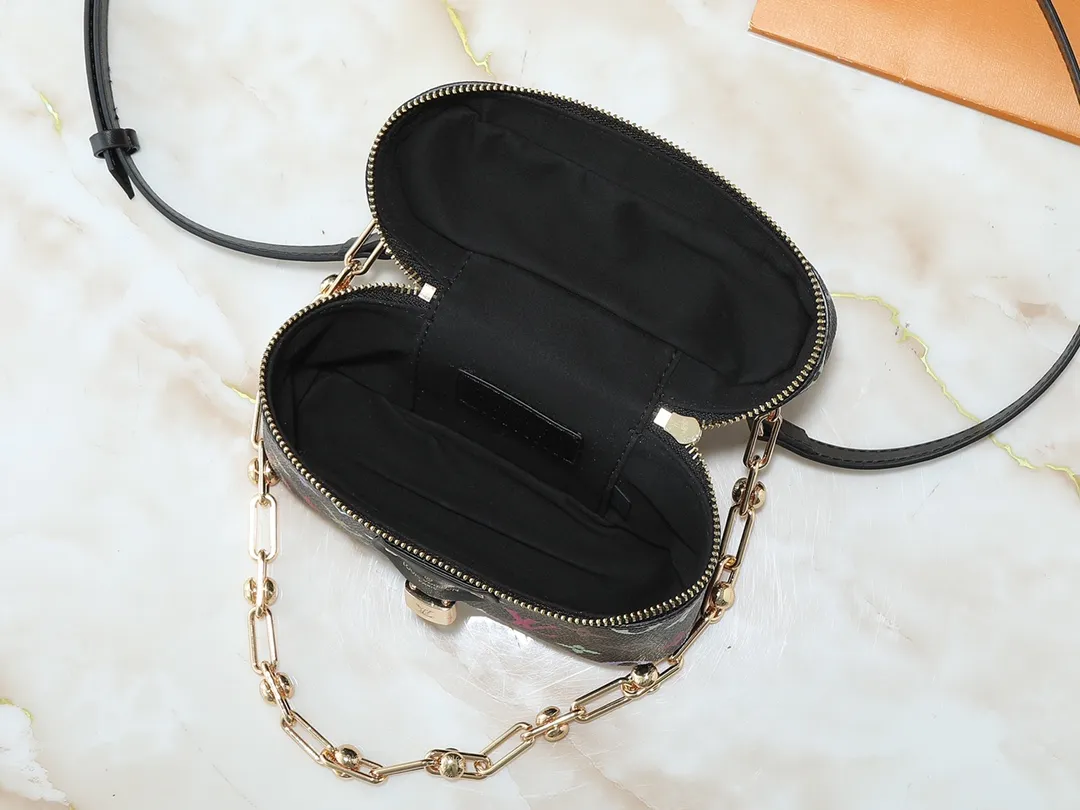 💰280💰Upgraded original M13662 This Vanity Pouch handbag is from the Louis Vuitton x Takashi Murakami reissue series, reinterpreting the brand's classic Monogram pattern with the artist's distinctive colors. Coated canvas is trimmed with calfskin, while a zipper closure, detachable chain and LV-engraved padlock add a metallic sheen. Dimensions: 11.5 x 6.5 x 19 cm (height x width x length)
