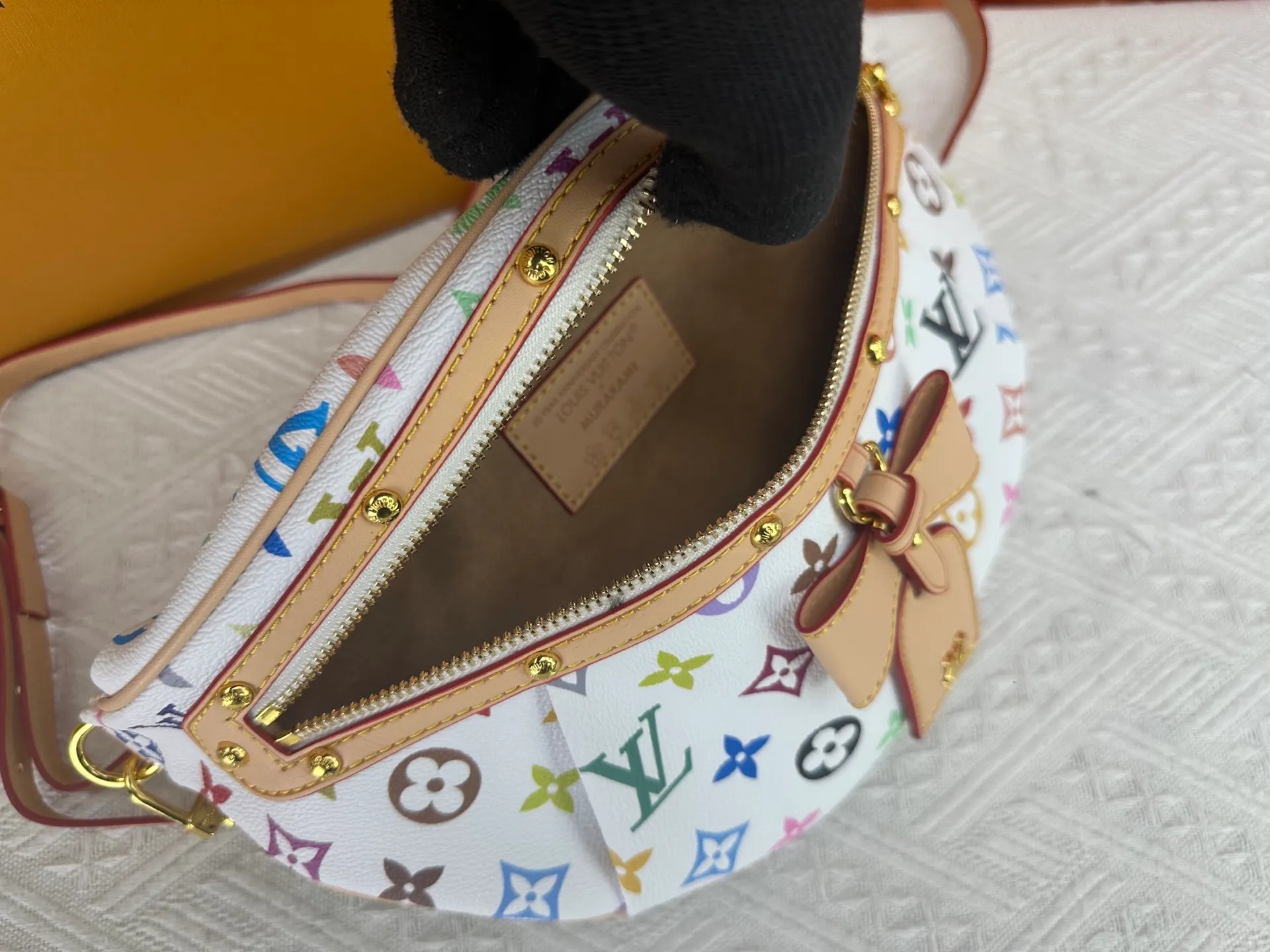 P260 Upgraded original M13660 [HIGH RISE waist bag] M46784 M43644 (Sancai-Takashi Murakami) High Rise LT waist bag is made of soft Monogram coated canvas to create a close-fitting configuration, and the thin design can be placed inside the jacket. The cowhide leather has a detachable name tag and can be tied with a fabric shoulder strap for a sporty look. Dimensions: 16 x 8 x 38 cm