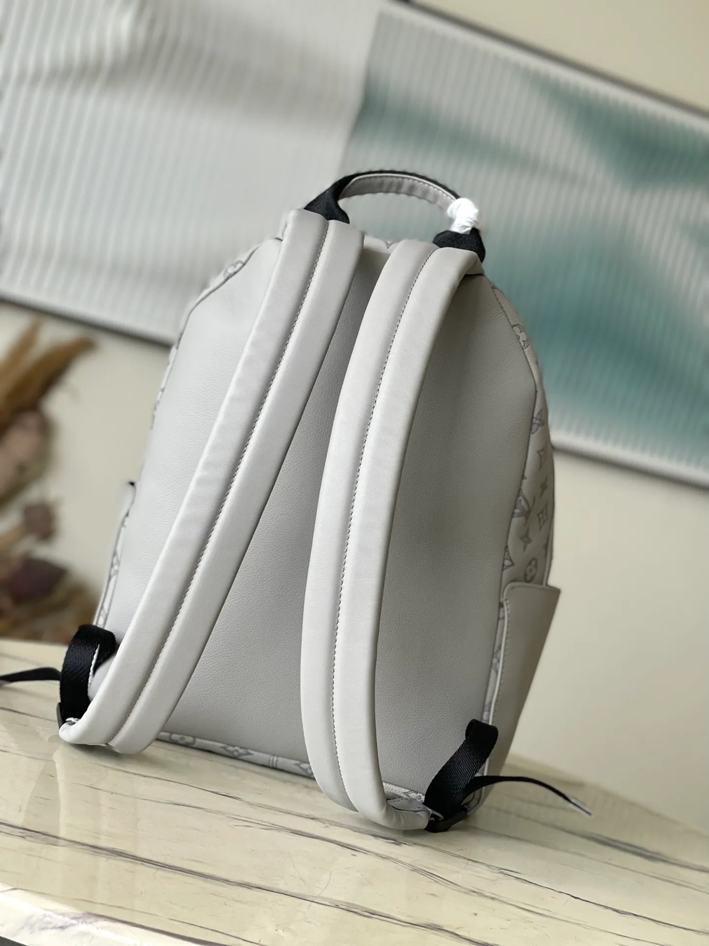 💰1240 (top layer leather) top original M46557 full leather This Discovery backpack is made of Monogram embossed cow leather to create a soft and close-fitting structure, supplemented by the calm atmosphere of metal parts. The outer bag makes it easy to access and store accompanying items, while the inner bag allows for orderly storage. Dimensions: 29 x 38 x 20 cm