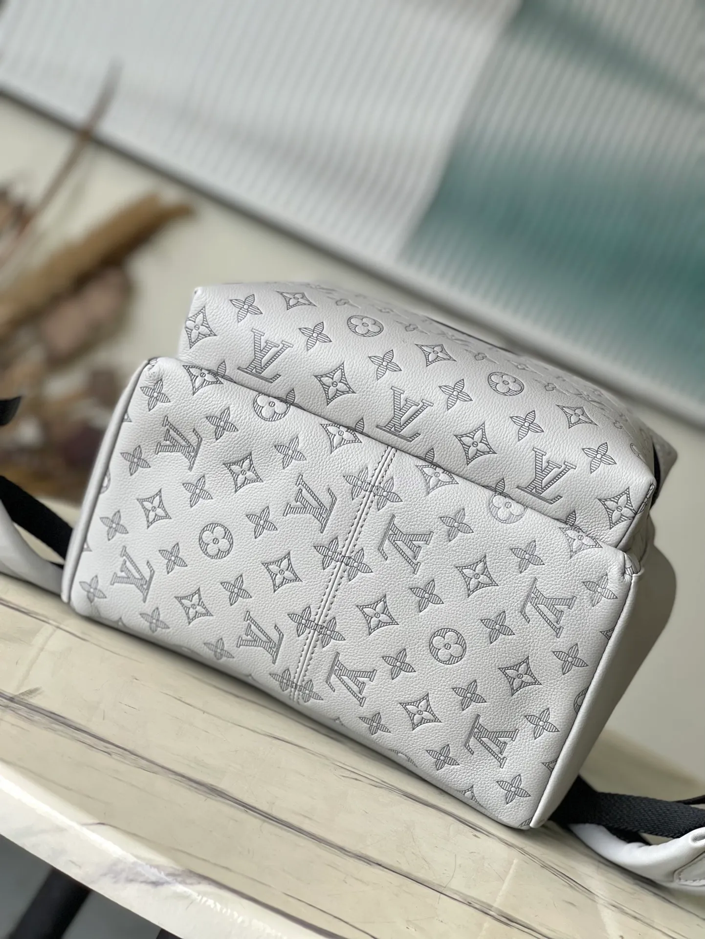 💰1240 (top layer leather) top original M46557 full leather This Discovery backpack is made of Monogram embossed cow leather to create a soft and close-fitting structure, supplemented by the calm atmosphere of metal parts. The outer bag makes it easy to access and store accompanying items, while the inner bag allows for orderly storage. Dimensions: 29 x 38 x 20 cm