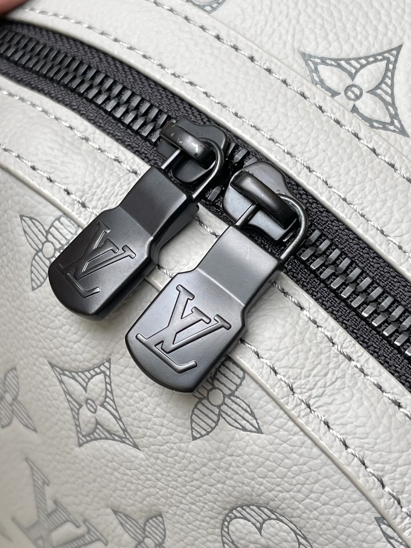 💰1240 (top layer leather) top original M46557 full leather This Discovery backpack is made of Monogram embossed cow leather to create a soft and close-fitting structure, supplemented by the calm atmosphere of metal parts. The outer bag makes it easy to access and store accompanying items, while the inner bag allows for orderly storage. Dimensions: 29 x 38 x 20 cm