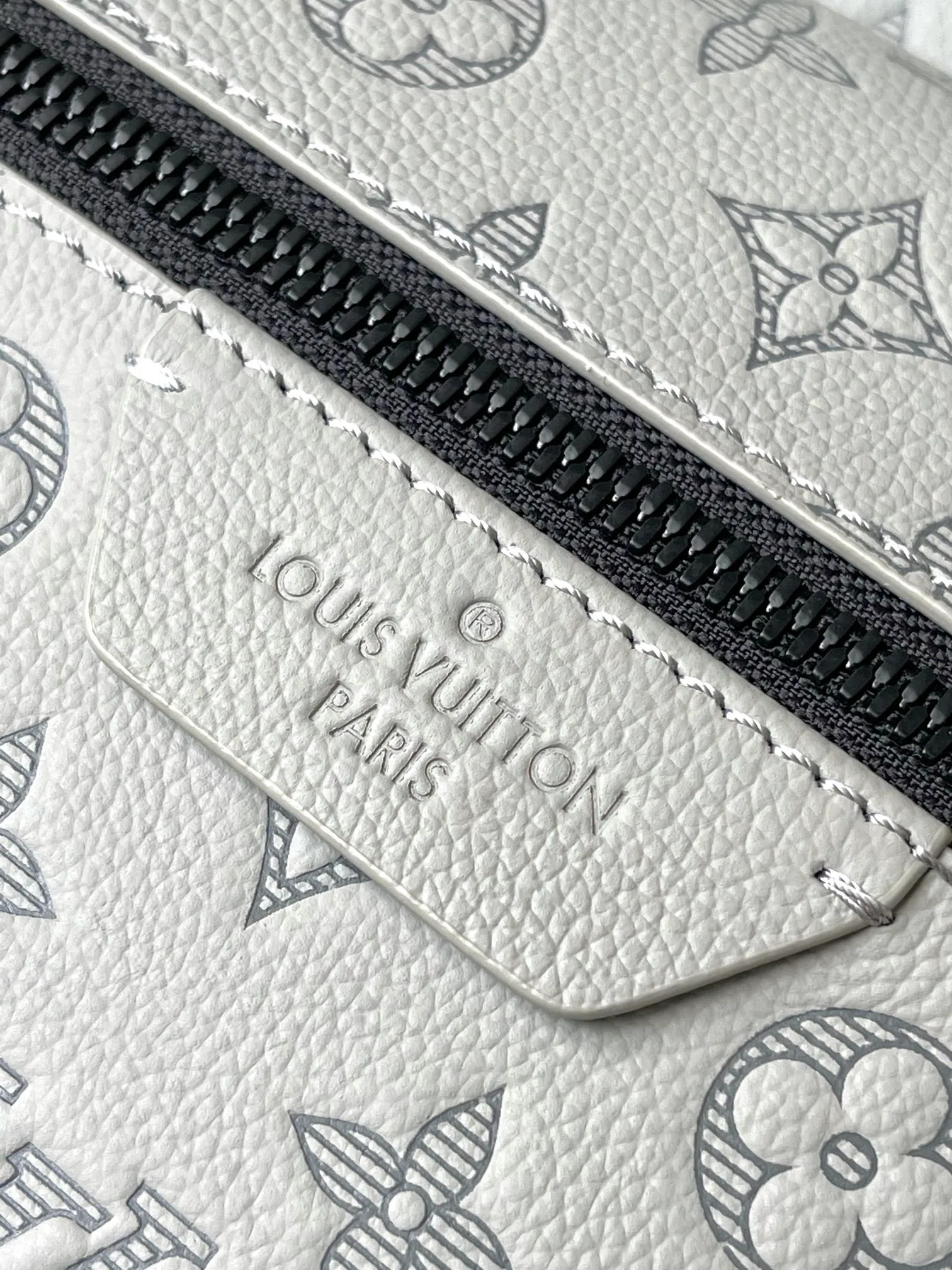 💰1240 (top layer leather) top original M46557 full leather This Discovery backpack is made of Monogram embossed cow leather to create a soft and close-fitting structure, supplemented by the calm atmosphere of metal parts. The outer bag makes it easy to access and store accompanying items, while the inner bag allows for orderly storage. Dimensions: 29 x 38 x 20 cm