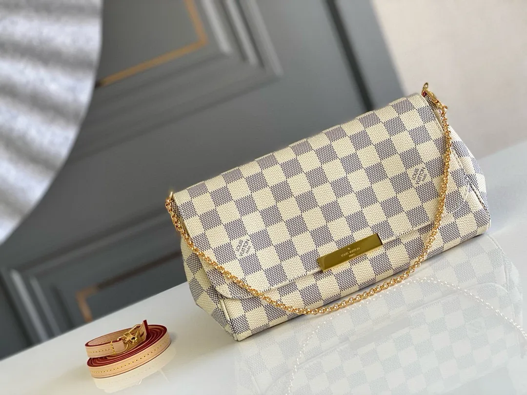 💰640 Top original order N41275 FAVORITE MM This Favorite MM handbag is the darling of fashionable women. It is sewn with bright Damier Azur canvas and is suitable for morning and evening occasions. The bag can be used as a clutch, or can be carried as a short shoulder bag using the gold chain strap, while the leather shoulder strap can be easily carried cross-body. An engraved metal plaque on the front conceals a clever magnetic closure for safe access. Details 26 x 15 x 4 cm (length x height x width) Damier Azur coated canvas Natural cowhide leather trim Textile lining Gold-tone hardware Magnetic flap closure Internal patch pocket Shoulder strap: non-detachable, not adjustable Strap vertical height: 52.0 cm Chain strap: detachable