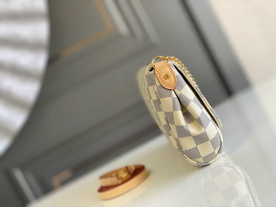 💰640 Top original order N41275 FAVORITE MM This Favorite MM handbag is the darling of fashionable women. It is sewn with bright Damier Azur canvas and is suitable for morning and evening occasions. The bag can be used as a clutch, or can be carried as a short shoulder bag using the gold chain strap, while the leather shoulder strap can be easily carried cross-body. An engraved metal plaque on the front conceals a clever magnetic closure for safe access. Details 26 x 15 x 4 cm (length x height x width) Damier Azur coated canvas Natural cowhide leather trim Textile lining Gold-tone hardware Magnetic flap closure Internal patch pocket Shoulder strap: non-detachable, not adjustable Strap vertical height: 52.0 cm Chain strap: detachable