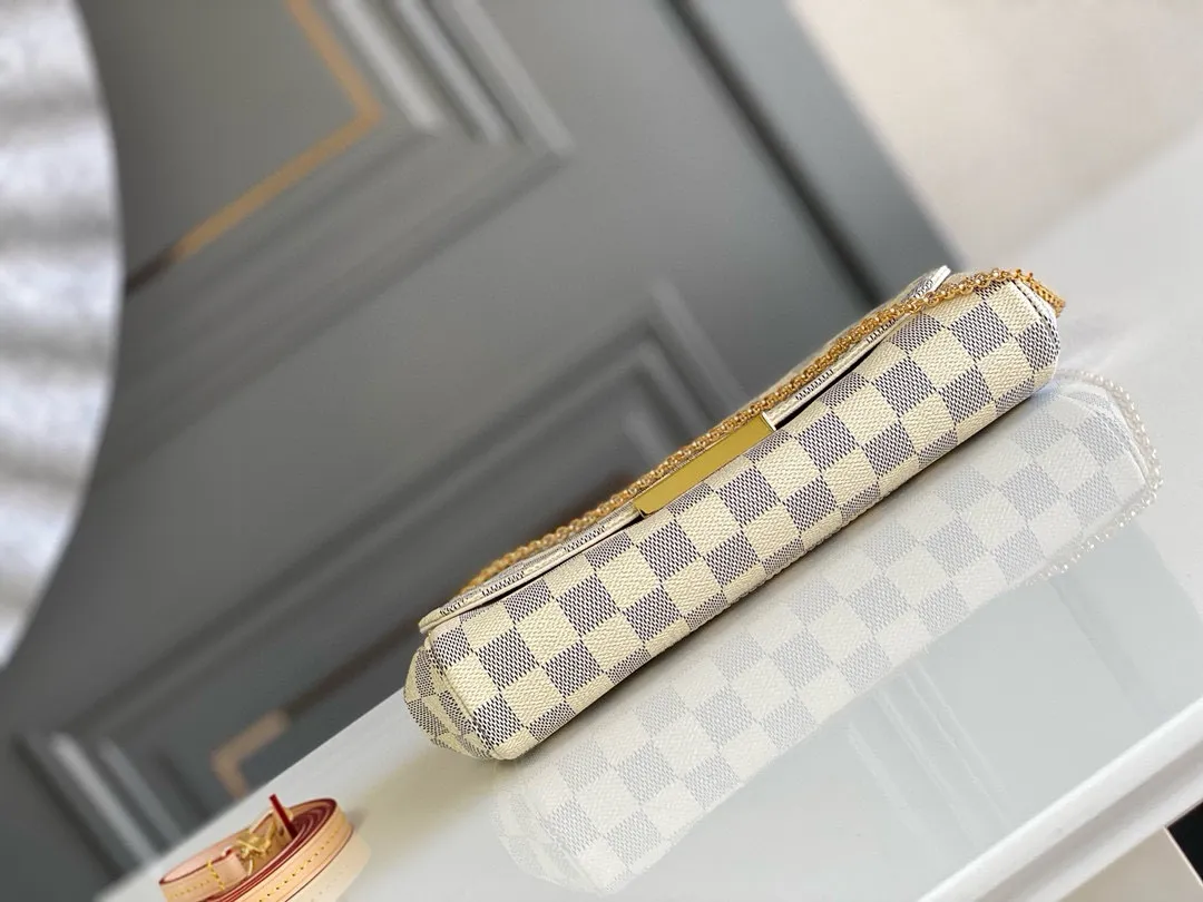💰640 Top original order N41275 FAVORITE MM This Favorite MM handbag is the darling of fashionable women. It is sewn with bright Damier Azur canvas and is suitable for morning and evening occasions. The bag can be used as a clutch, or can be carried as a short shoulder bag using the gold chain strap, while the leather shoulder strap can be easily carried cross-body. An engraved metal plaque on the front conceals a clever magnetic closure for safe access. Details 26 x 15 x 4 cm (length x height x width) Damier Azur coated canvas Natural cowhide leather trim Textile lining Gold-tone hardware Magnetic flap closure Internal patch pocket Shoulder strap: non-detachable, not adjustable Strap vertical height: 52.0 cm Chain strap: detachable