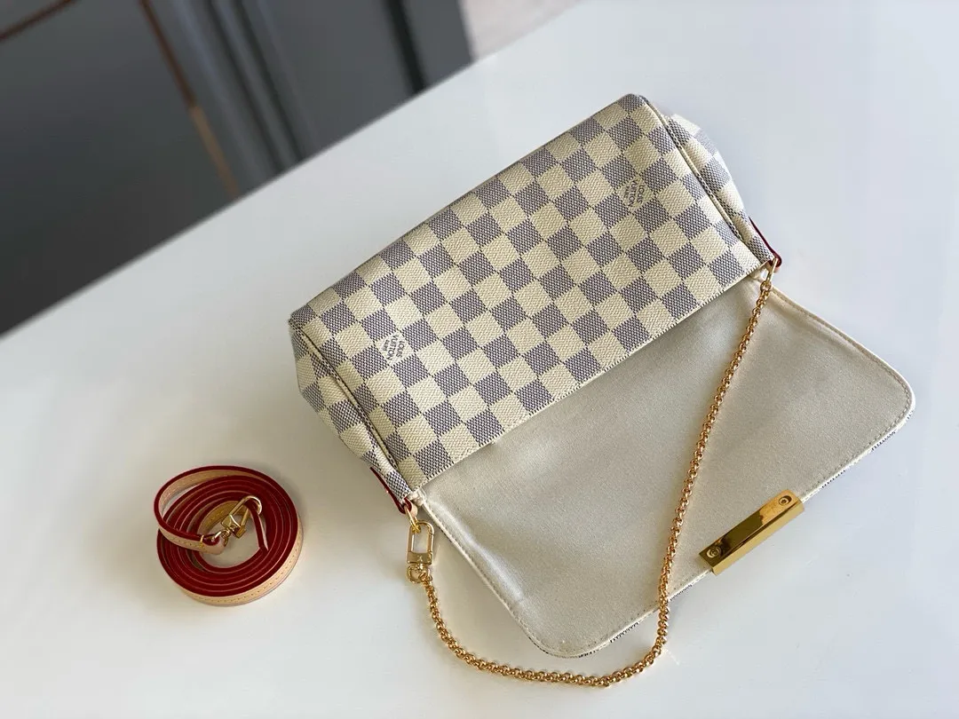 💰640 Top original order N41275 FAVORITE MM This Favorite MM handbag is the darling of fashionable women. It is sewn with bright Damier Azur canvas and is suitable for morning and evening occasions. The bag can be used as a clutch, or can be carried as a short shoulder bag using the gold chain strap, while the leather shoulder strap can be easily carried cross-body. An engraved metal plaque on the front conceals a clever magnetic closure for safe access. Details 26 x 15 x 4 cm (length x height x width) Damier Azur coated canvas Natural cowhide leather trim Textile lining Gold-tone hardware Magnetic flap closure Internal patch pocket Shoulder strap: non-detachable, not adjustable Strap vertical height: 52.0 cm Chain strap: detachable
