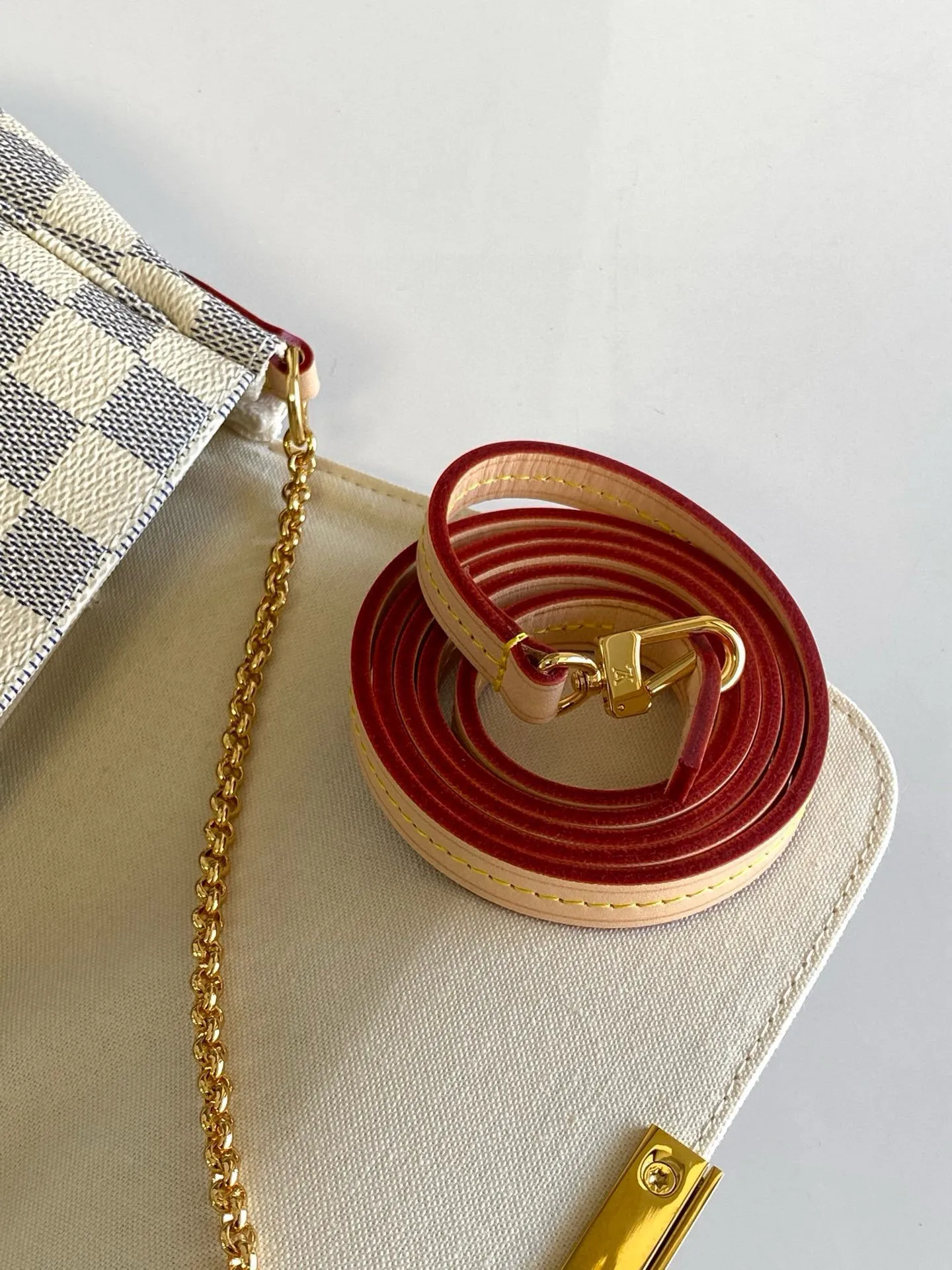 💰640 Top original order N41275 FAVORITE MM This Favorite MM handbag is the darling of fashionable women. It is sewn with bright Damier Azur canvas and is suitable for morning and evening occasions. The bag can be used as a clutch, or can be carried as a short shoulder bag using the gold chain strap, while the leather shoulder strap can be easily carried cross-body. An engraved metal plaque on the front conceals a clever magnetic closure for safe access. Details 26 x 15 x 4 cm (length x height x width) Damier Azur coated canvas Natural cowhide leather trim Textile lining Gold-tone hardware Magnetic flap closure Internal patch pocket Shoulder strap: non-detachable, not adjustable Strap vertical height: 52.0 cm Chain strap: detachable