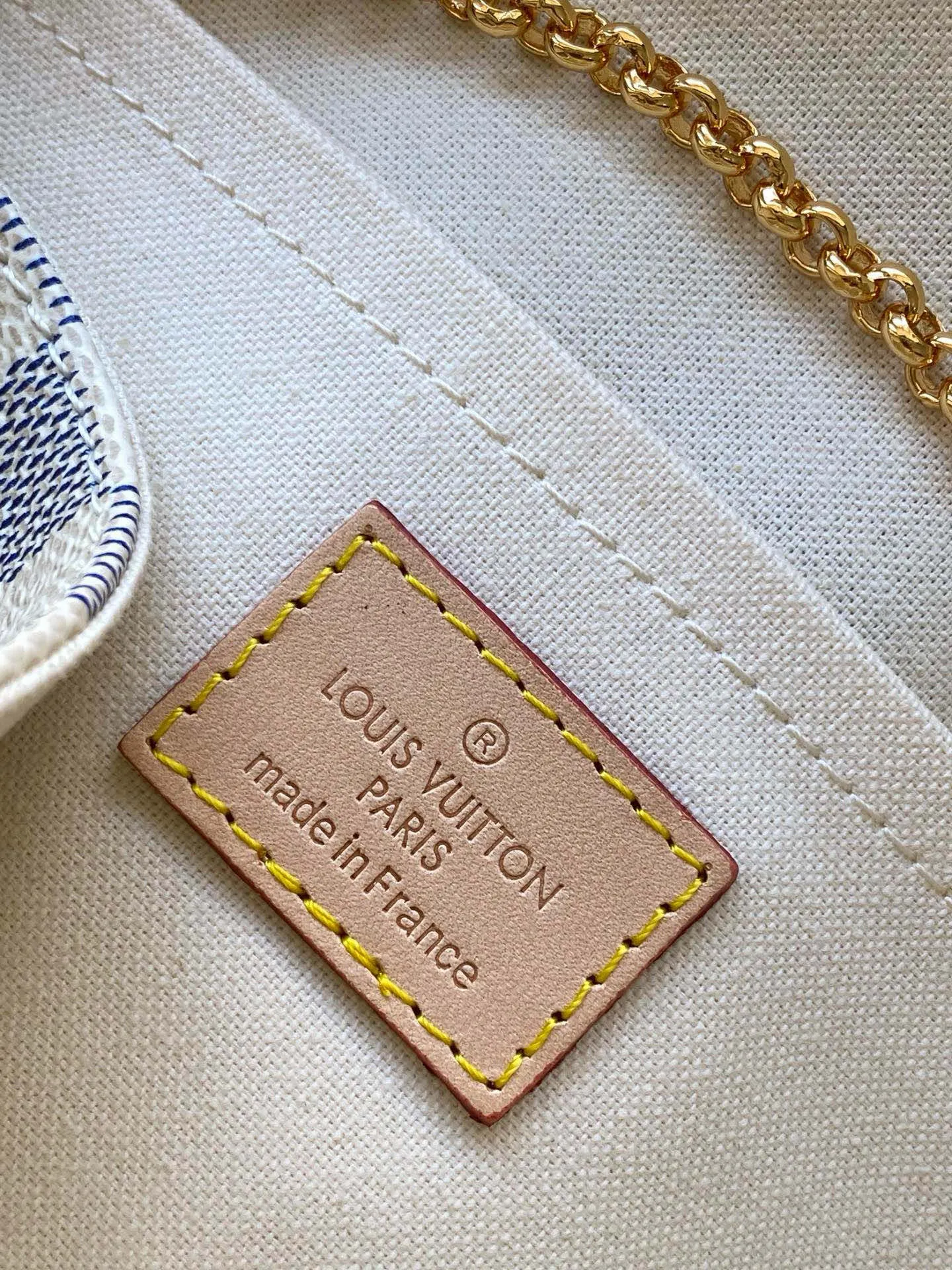 💰640 Top original order N41275 FAVORITE MM This Favorite MM handbag is the darling of fashionable women. It is sewn with bright Damier Azur canvas and is suitable for morning and evening occasions. The bag can be used as a clutch, or can be carried as a short shoulder bag using the gold chain strap, while the leather shoulder strap can be easily carried cross-body. An engraved metal plaque on the front conceals a clever magnetic closure for safe access. Details 26 x 15 x 4 cm (length x height x width) Damier Azur coated canvas Natural cowhide leather trim Textile lining Gold-tone hardware Magnetic flap closure Internal patch pocket Shoulder strap: non-detachable, not adjustable Strap vertical height: 52.0 cm Chain strap: detachable