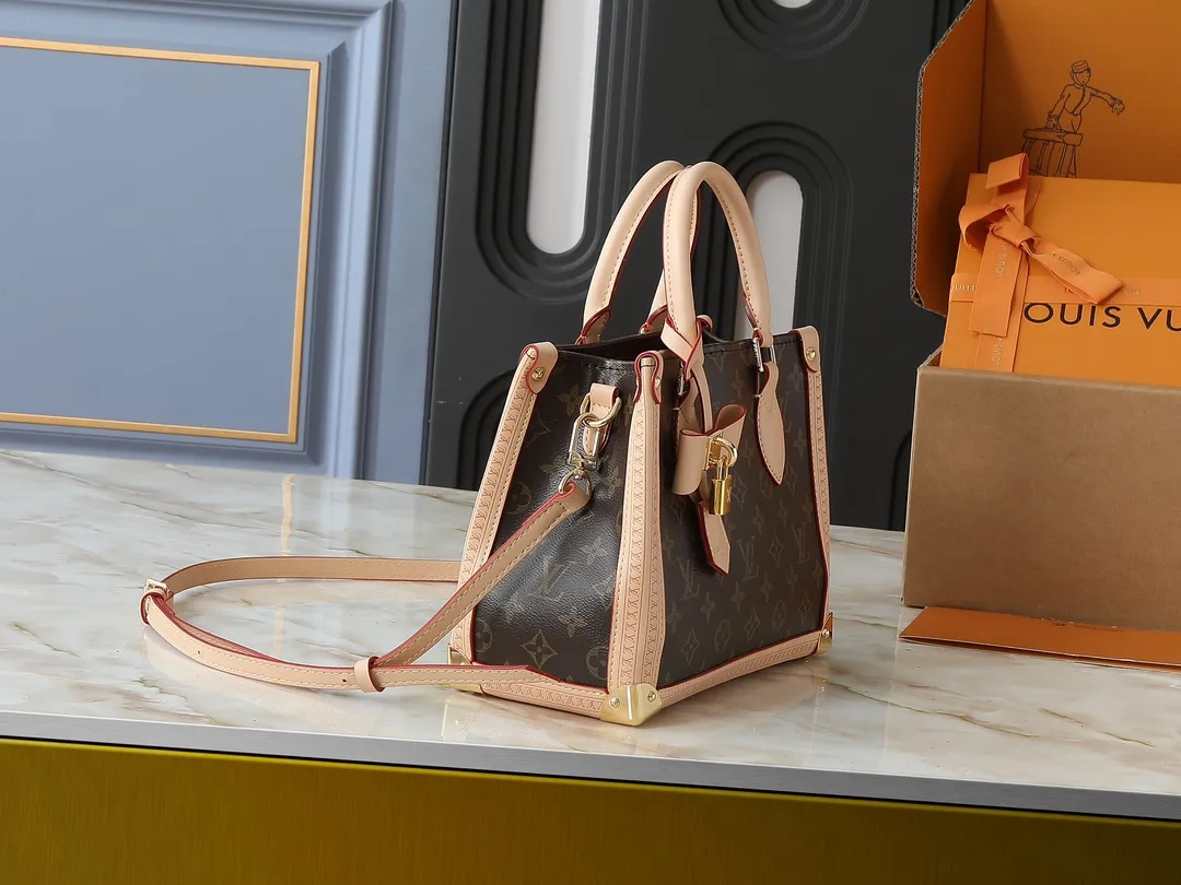 💰300💰Upgraded from the original M13079 M45495 M45659 M44571, the Louis Vuitton x Murakami reissue series interprets the OnTheGo small handbag in a smart way. The colorful Monogram canvas body, cowhide leather trim and LV x TM key bag highlight the sophisticated style. The shiny corners recall the design of traditional Louis Vuitton luggage, and the shoulder strap and top handle allow for multiple carrying methods. Dimensions: 25.0 x 19.0 x 11.5 cm (length x height x width)