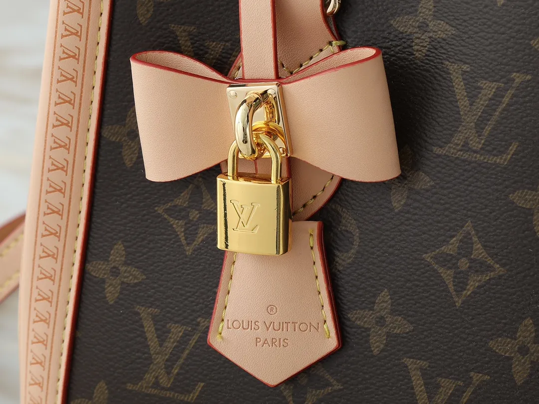 💰300💰Upgraded from the original M13079 M45495 M45659 M44571, the Louis Vuitton x Murakami reissue series interprets the OnTheGo small handbag in a smart way. The colorful Monogram canvas body, cowhide leather trim and LV x TM key bag highlight the sophisticated style. The shiny corners recall the design of traditional Louis Vuitton luggage, and the shoulder strap and top handle allow for multiple carrying methods. Dimensions: 25.0 x 19.0 x 11.5 cm (length x height x width)