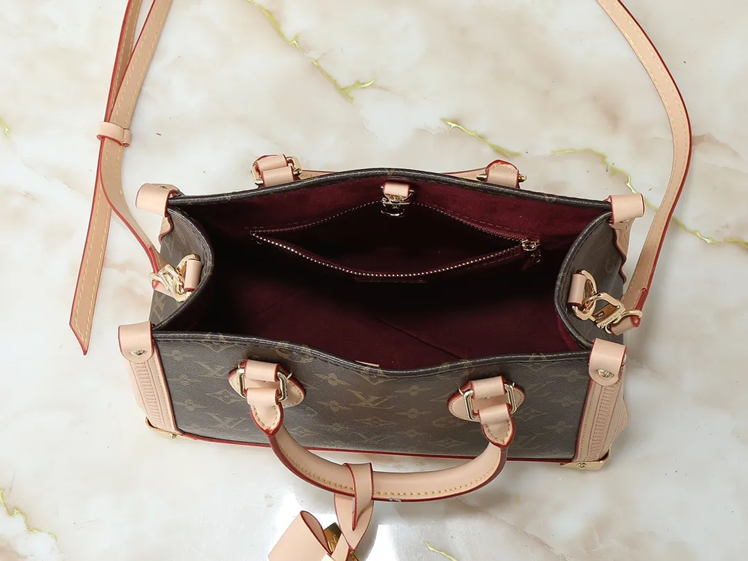 💰300💰Upgraded from the original M13079 M45495 M45659 M44571, the Louis Vuitton x Murakami reissue series interprets the OnTheGo small handbag in a smart way. The colorful Monogram canvas body, cowhide leather trim and LV x TM key bag highlight the sophisticated style. The shiny corners recall the design of traditional Louis Vuitton luggage, and the shoulder strap and top handle allow for multiple carrying methods. Dimensions: 25.0 x 19.0 x 11.5 cm (length x height x width)