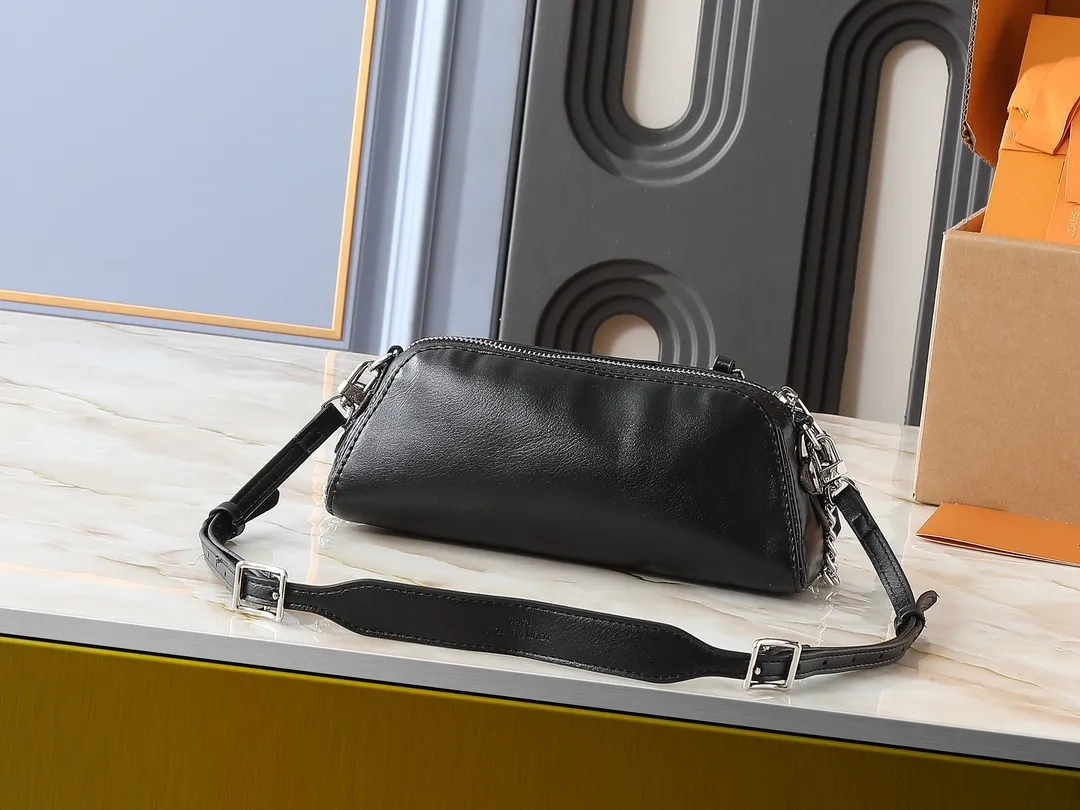 💰240💰Upgraded from the original M14544. This Pochette Vibe handbag is from the LV Vibe series. It has a shiny soft sheepskin body and an eye-catching chain strap. Monogram address plate and LV Circle logo highlight the brand's style. The reversible shoulder strap renews the original design of the Carryall LV Vibe handbag, providing a variety of carrying options. Dimensions: 25.0 x 10.0 x 7.5 cm (length x height x width)