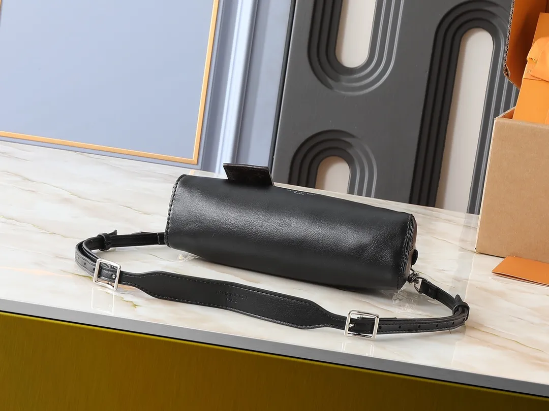 💰240💰Upgraded from the original M14544. This Pochette Vibe handbag is from the LV Vibe series. It has a shiny soft sheepskin body and an eye-catching chain strap. Monogram address plate and LV Circle logo highlight the brand's style. The reversible shoulder strap renews the original design of the Carryall LV Vibe handbag, providing a variety of carrying options. Dimensions: 25.0 x 10.0 x 7.5 cm (length x height x width)