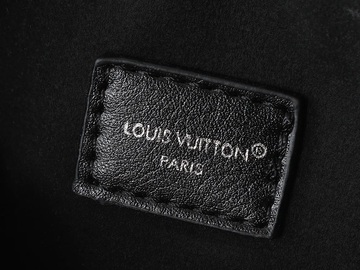💰240💰Upgraded from the original M14544. This Pochette Vibe handbag is from the LV Vibe series. It has a shiny soft sheepskin body and an eye-catching chain strap. Monogram address plate and LV Circle logo highlight the brand's style. The reversible shoulder strap renews the original design of the Carryall LV Vibe handbag, providing a variety of carrying options. Dimensions: 25.0 x 10.0 x 7.5 cm (length x height x width)