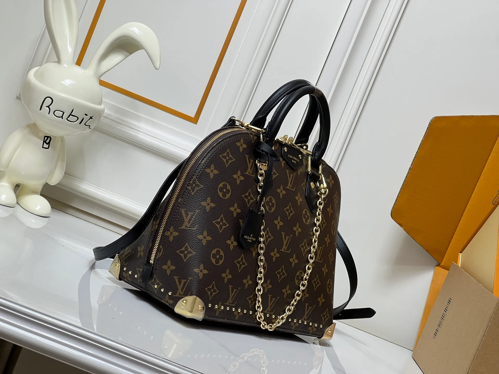 Batch 300💰Upgraded original M27216 M26084 M27812 M28032 M53152 M53151 Trunk series welcomes the contemporary new model of Alma small handbag, paying tribute to the brand's travel heritage with exquisite metal parts. The bag is made of Monogram canvas with calfskin trim and features dazzling corners and a signature padlock framed with a leather patch. This easy-to-wear design can be worn by hand or on a chain. Dimensions: 31 x 25 x 16 (cm) ((length x height x width)