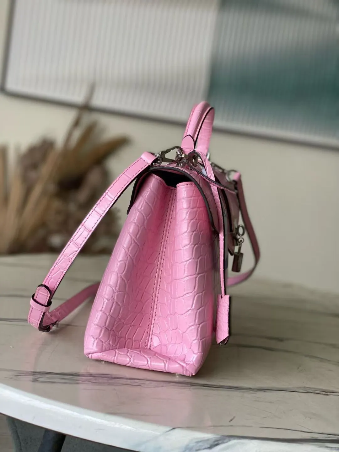 💰2200 "Special Original Leather" N80432 Crocodile Pink Medium Rose des Vents medium handbag is made of smooth and grained calfskin to outline elegant lines, and is embellished with a golden LV padlock to shine. Use the top handle and removable and adjustable shoulder strap to create an elegant elbow or practical cross-body style for everyday travel. Dimensions: length 27 width 11 height 19