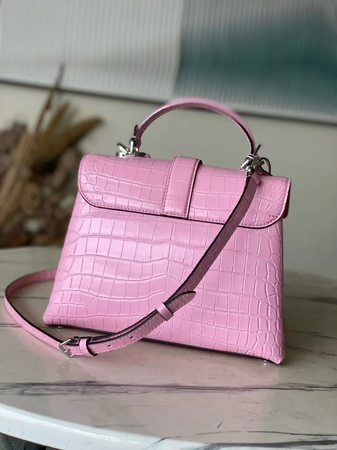 💰2200 "Special Original Leather" N80432 Crocodile Pink Medium Rose des Vents medium handbag is made of smooth and grained calfskin to outline elegant lines, and is embellished with a golden LV padlock to shine. Use the top handle and removable and adjustable shoulder strap to create an elegant elbow or practical cross-body style for everyday travel. Dimensions: length 27 width 11 height 19