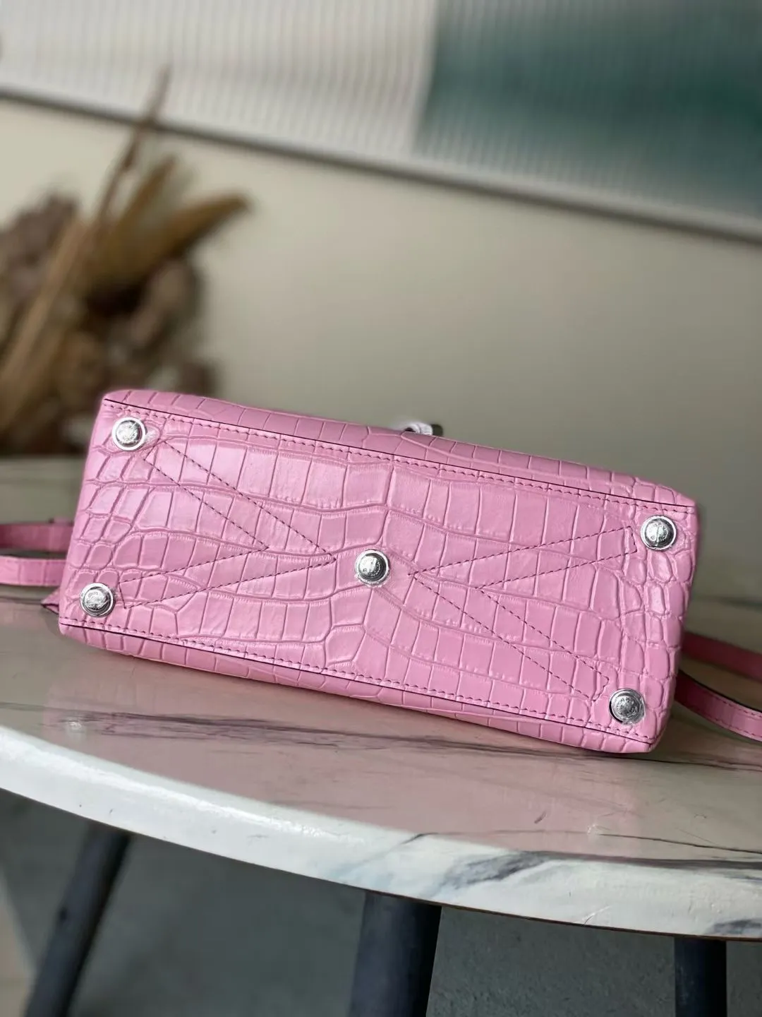 💰2200 "Special Original Leather" N80432 Crocodile Pink Medium Rose des Vents medium handbag is made of smooth and grained calfskin to outline elegant lines, and is embellished with a golden LV padlock to shine. Use the top handle and removable and adjustable shoulder strap to create an elegant elbow or practical cross-body style for everyday travel. Dimensions: length 27 width 11 height 19
