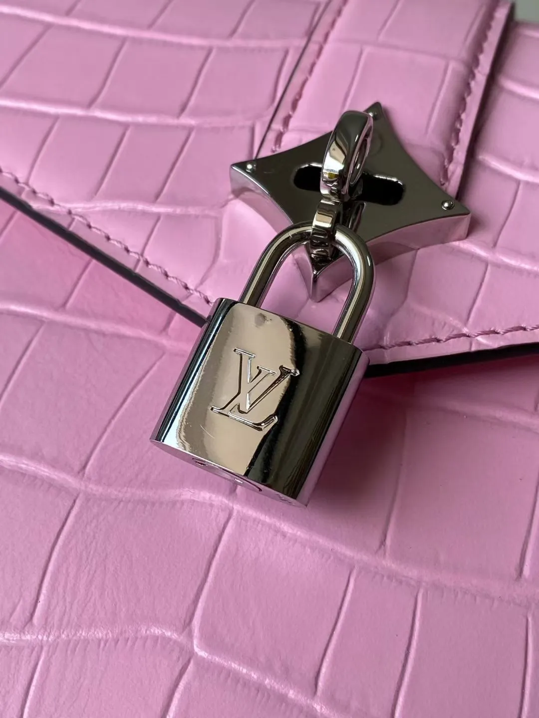 💰2200 "Special Original Leather" N80432 Crocodile Pink Medium Rose des Vents medium handbag is made of smooth and grained calfskin to outline elegant lines, and is embellished with a golden LV padlock to shine. Use the top handle and removable and adjustable shoulder strap to create an elegant elbow or practical cross-body style for everyday travel. Dimensions: length 27 width 11 height 19