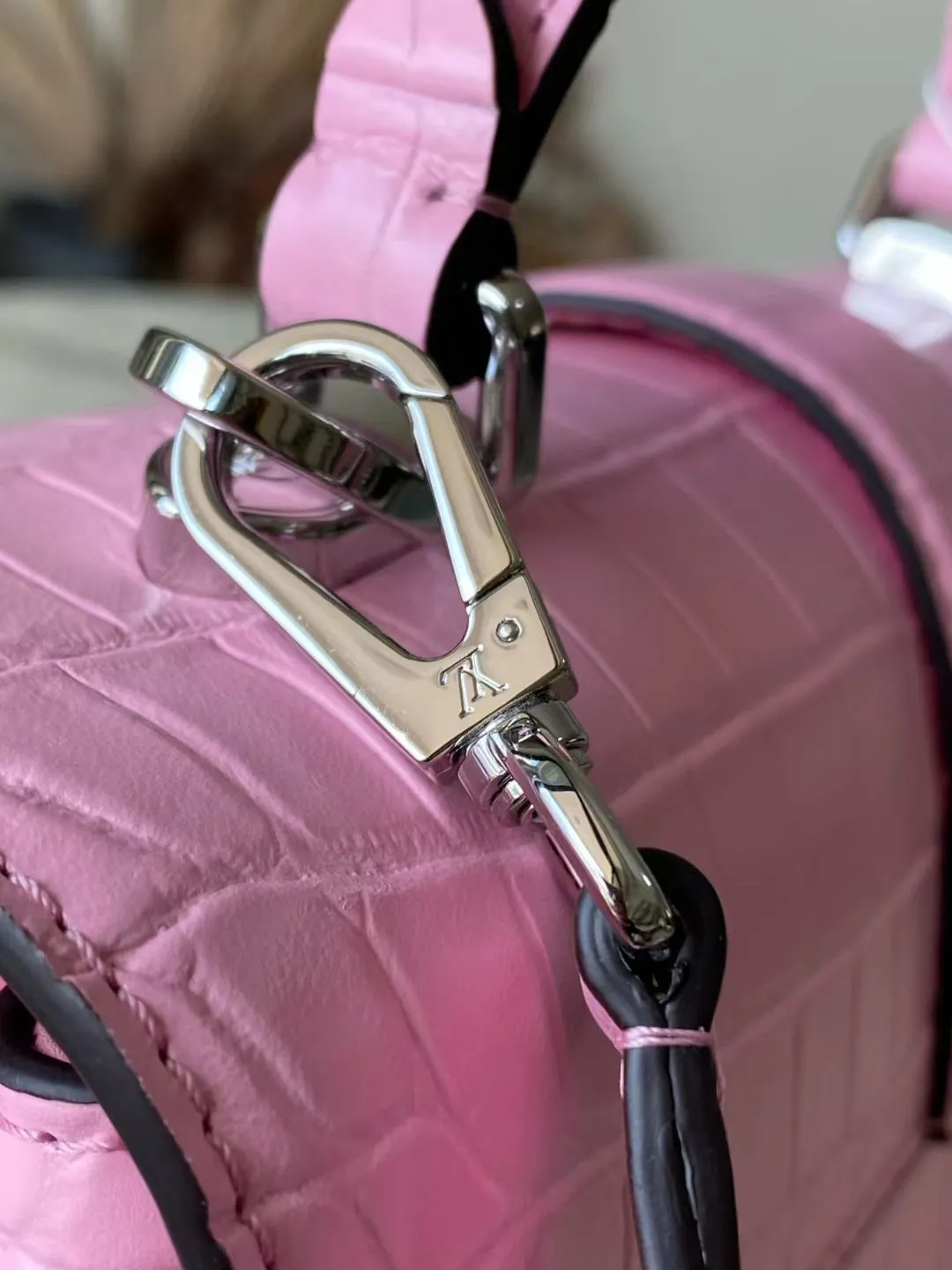 💰2200 "Special Original Leather" N80432 Crocodile Pink Medium Rose des Vents medium handbag is made of smooth and grained calfskin to outline elegant lines, and is embellished with a golden LV padlock to shine. Use the top handle and removable and adjustable shoulder strap to create an elegant elbow or practical cross-body style for everyday travel. Dimensions: length 27 width 11 height 19